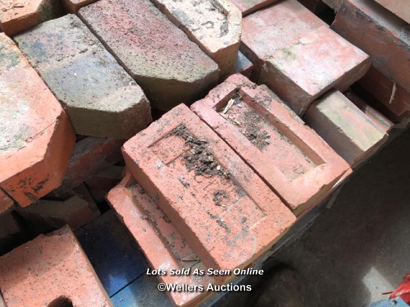 *APPROX X120 ANGLED WINDOW BRICKS, 23CM (L) X 10CM (H) X 8CM (W) - Image 4 of 5