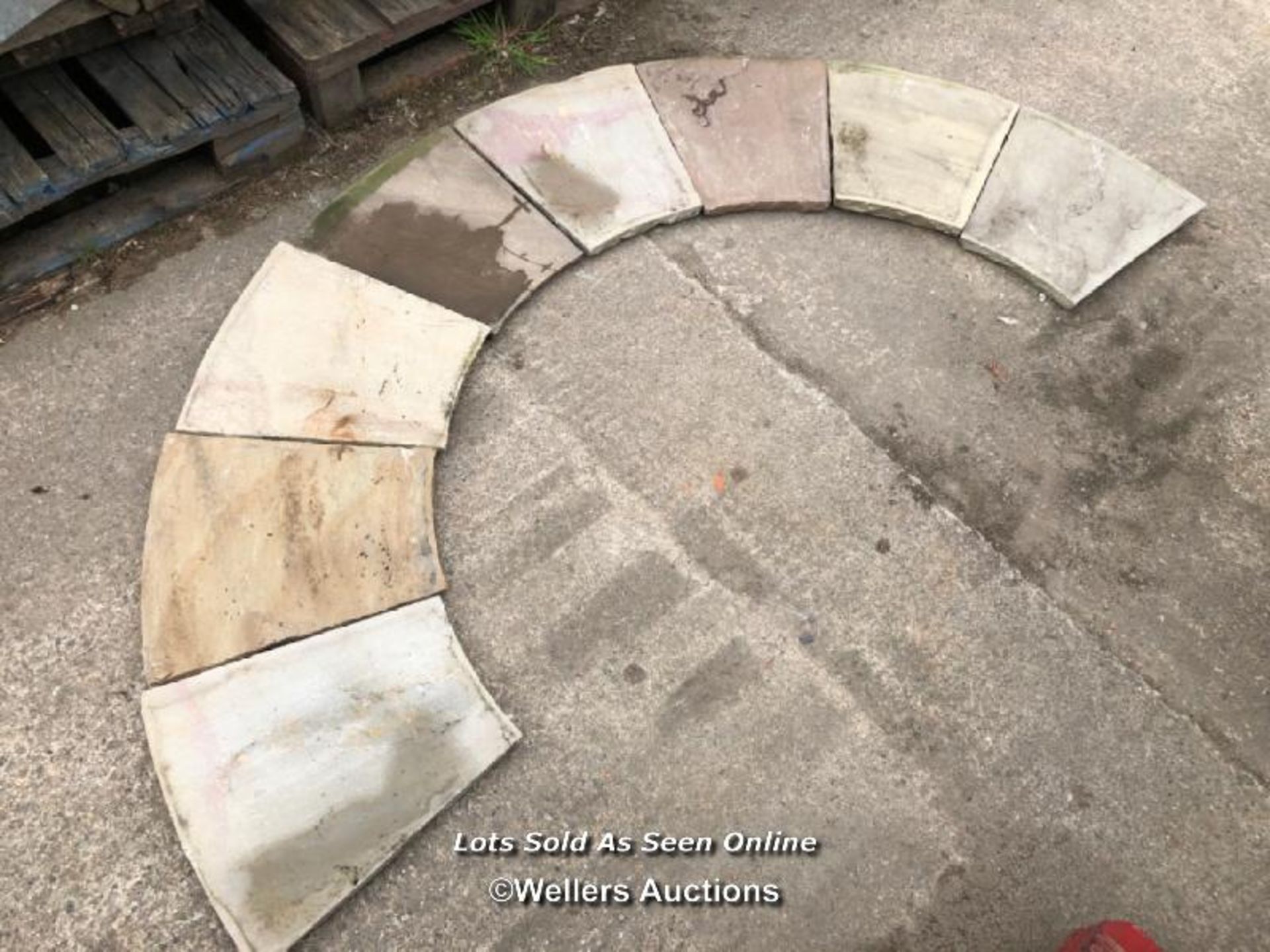 *STONE PAVING TO FORM A CIRCLE, MEASUREMENTS OF PHOTOGRAPHED PAVING 195CM DIA X 100CM, 12 RING 16 - Bild 2 aus 4