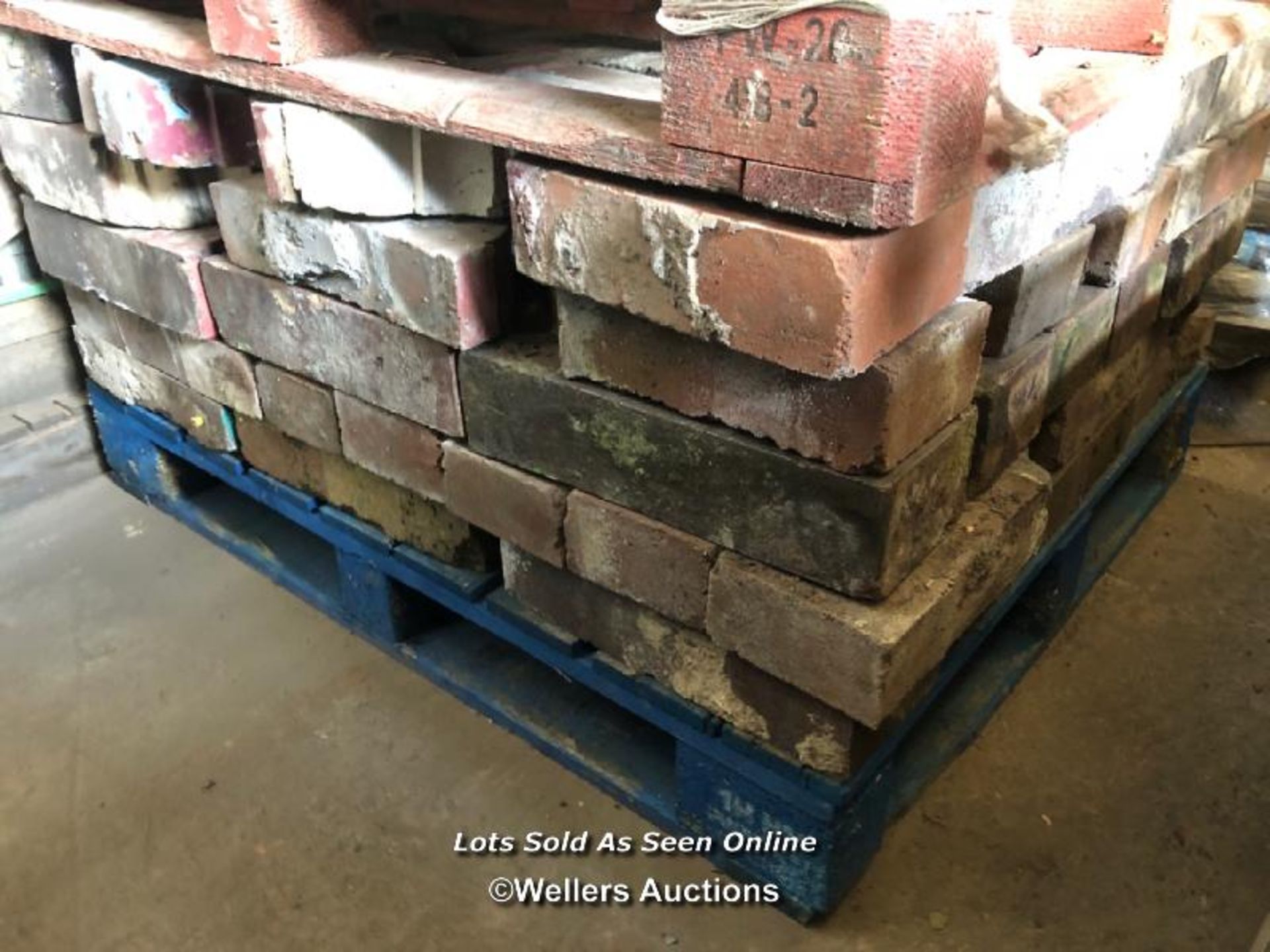 *APPROX X80 BRICK COPING, VARIOUS PAINTED ENDS, 42CM (L) X 23CM (H) X 10CM (W) - Image 2 of 3