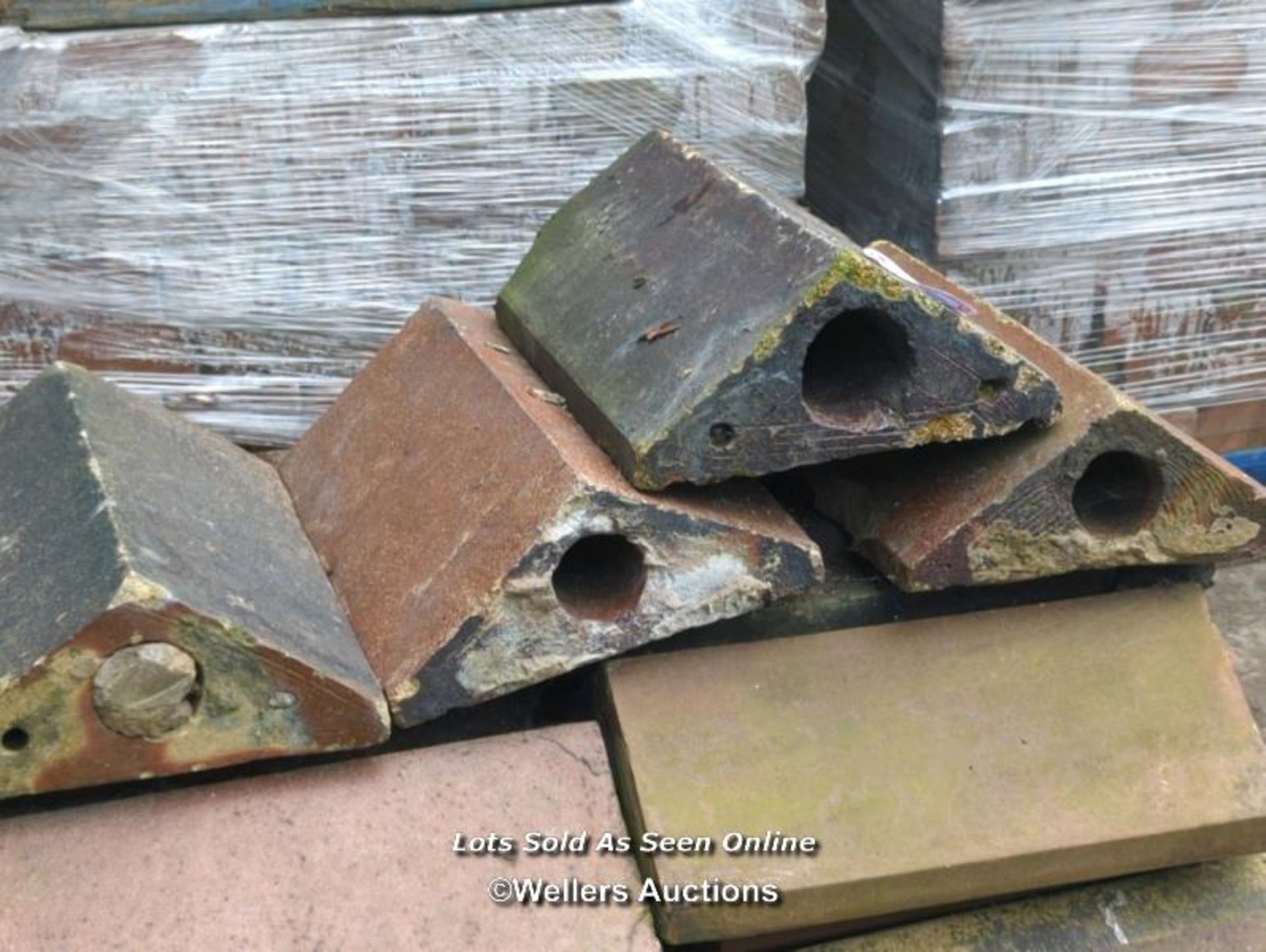 *APPROX X32 SALT GLAZED TRIANGULAR COPING, 47CM (L) - Image 2 of 2