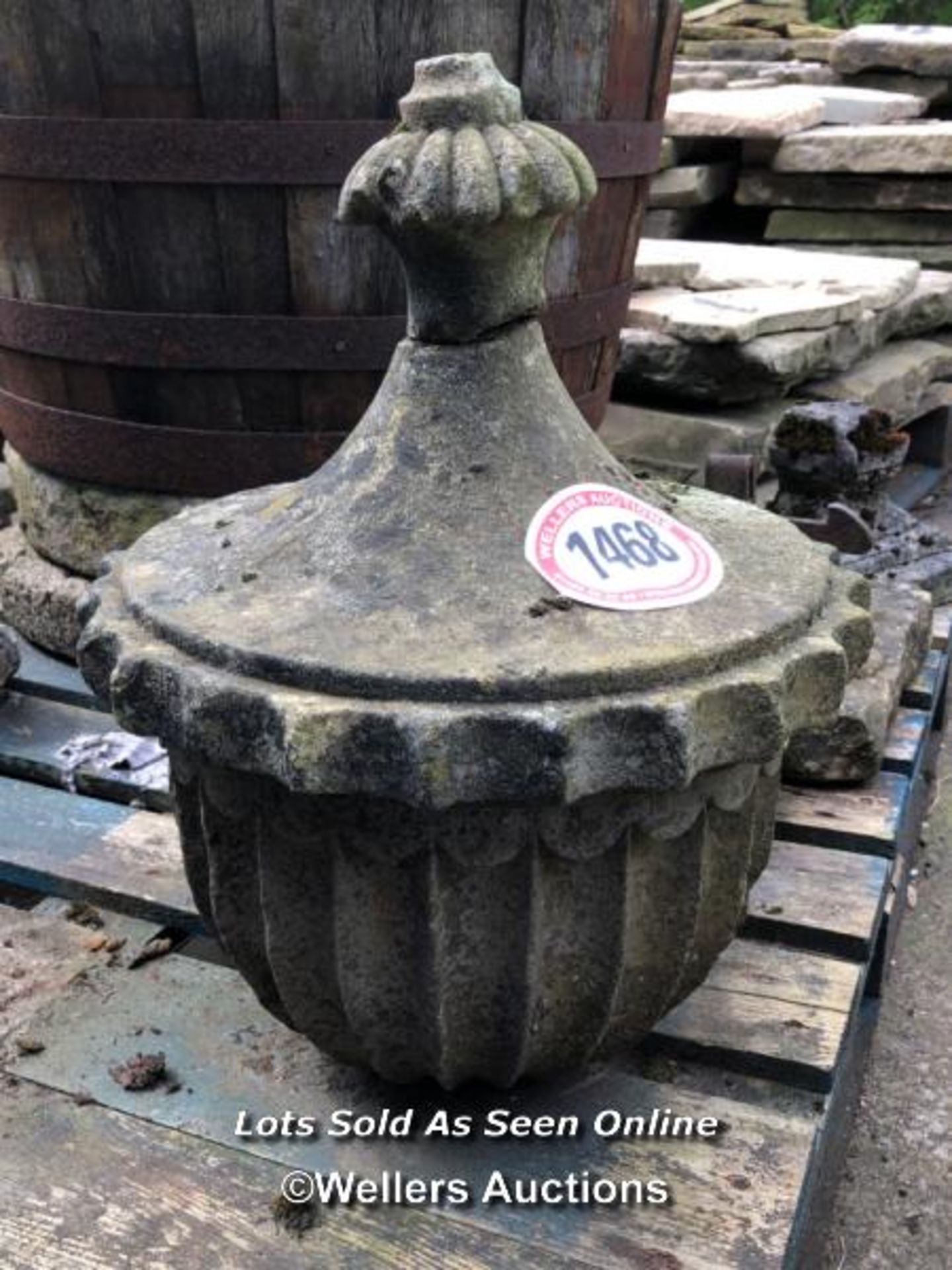 *A RECONSTITUTED STONE FINIAL, 48CM (H) X 38CM (DIA), STEEL ROD TO USE AS FIXING