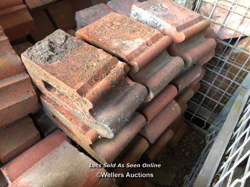 *APPROX X100 ASSORTED BRICK COPING, VARIOUS SIZES (DOES NOT INCLUDE THE METAL STILLAGE) - Image 4 of 4