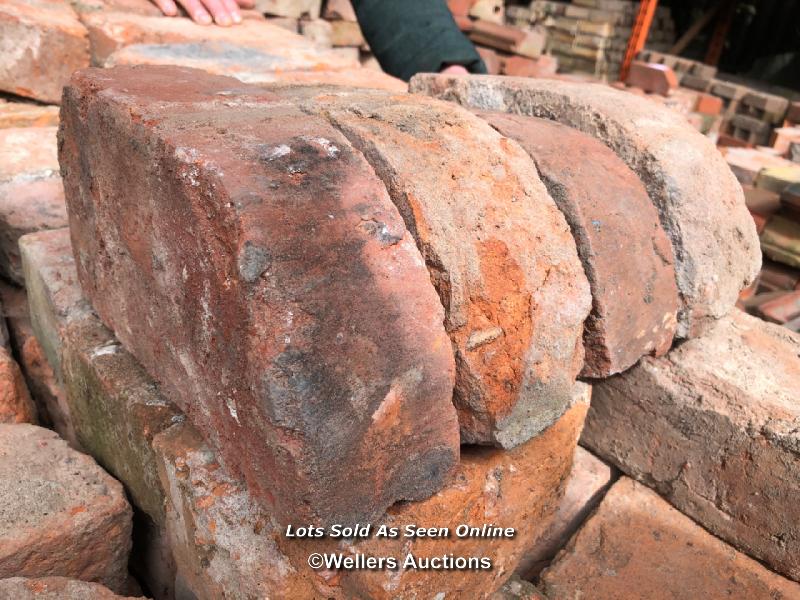 *APPROX X300 OLD WINDOW BRICKS, 23CM (L) X 7CM (W) X 10CM (H)