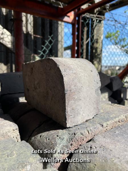 *PALLET FULL OF ASSORTED BLUE BRICK COPING AND CURVED BRICKS, VARIOUS SIZES - Image 3 of 3