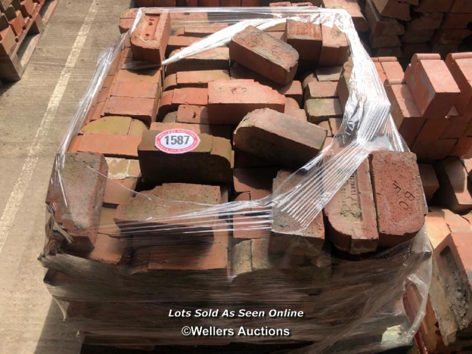*APPROX X160 ASSORTED CURVED BRICKS OF VARIOUS STYLES