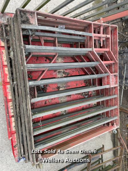 *X6 CAST IRON MATCHING GATES, 96CM (H) X 105CM (W) - Bild 3 aus 4