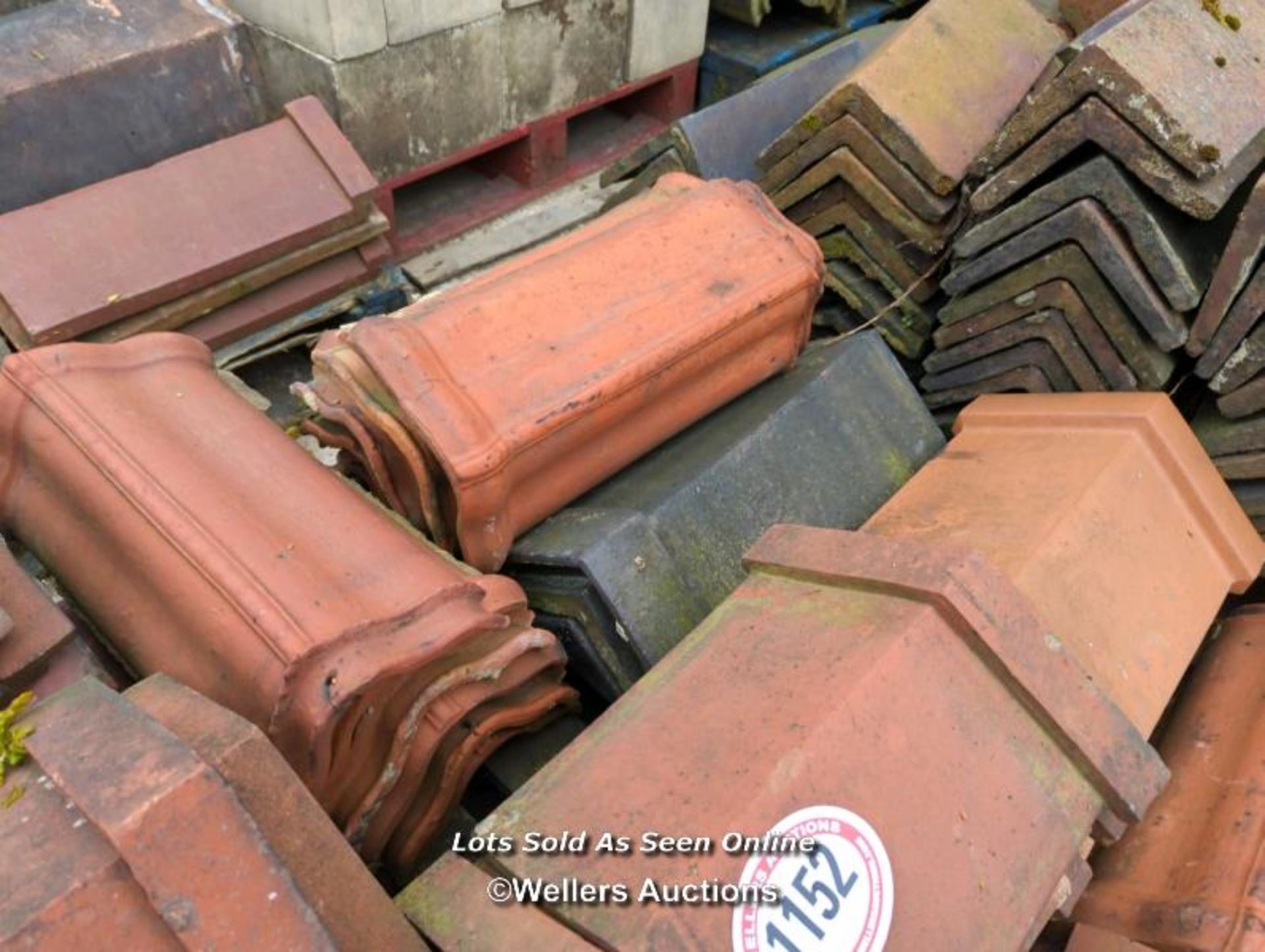 *APPROX X30 ASSORTED ANGLED RED RIDGE ROOF TILES, SOME BLUES - Image 2 of 2
