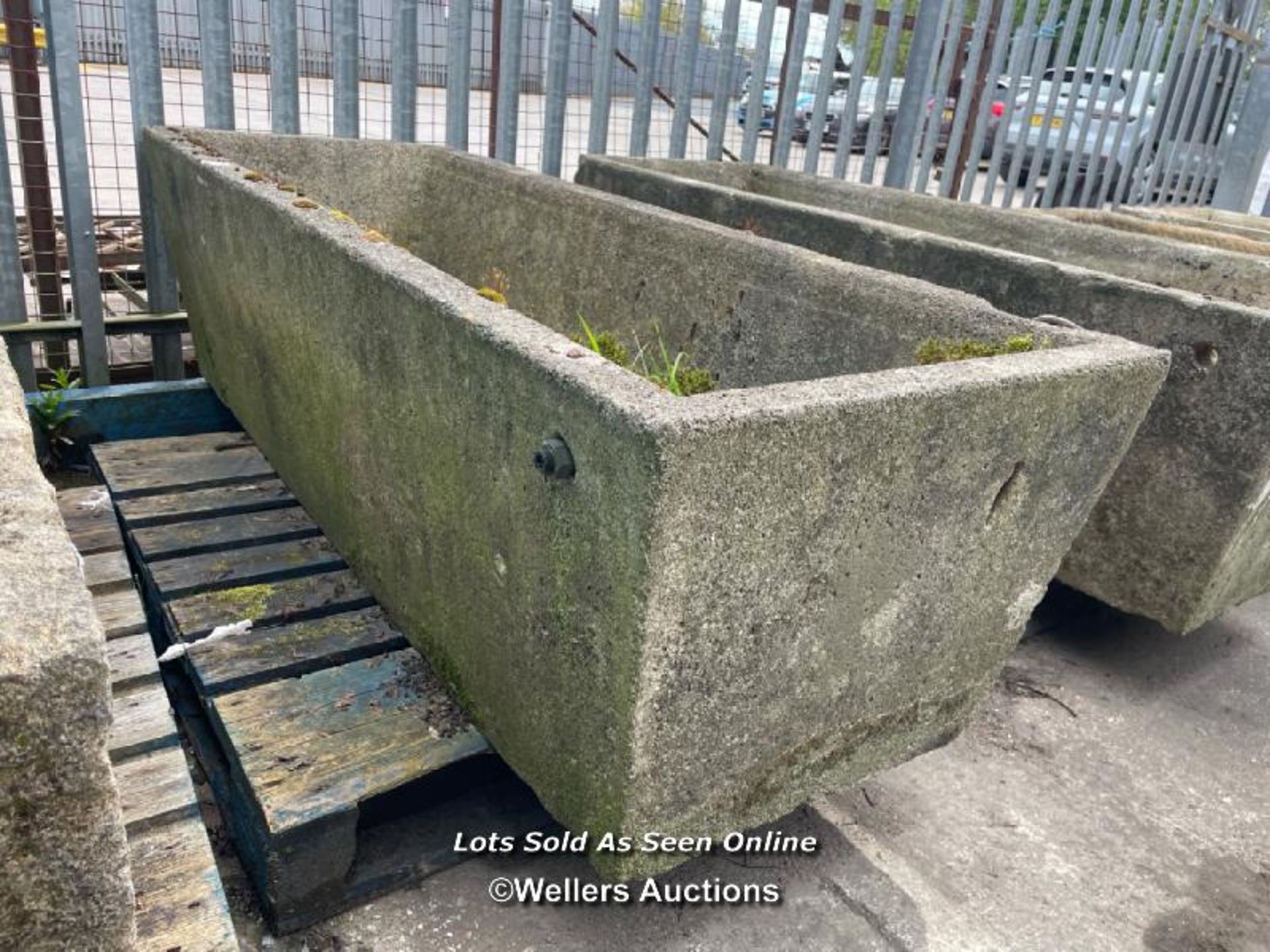 *A LARGE CONCRETE FARM TROUGH, 57CM (H) X 200CM (L) X 74CM (W) - Image 5 of 5