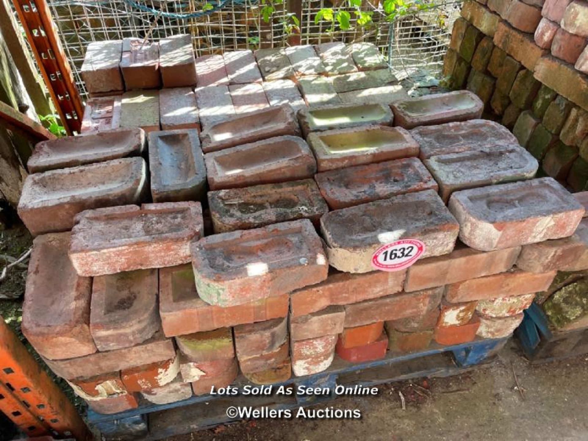 *APPROX X80 ASSORTED CURVED BRICKS, VARIOUS SIZES