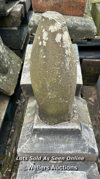 *X3 DECORATIVE STONE PIECES, 1X COMPLETE WITH SPIRE, APPROX. 70CM (H) X 30CM SQUARED - Image 2 of 2