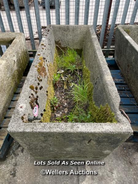 *A LARGE CONCRETE FARM TROUGH, 57CM (H) X 200CM (L) X 74CM (W) - Bild 3 aus 5