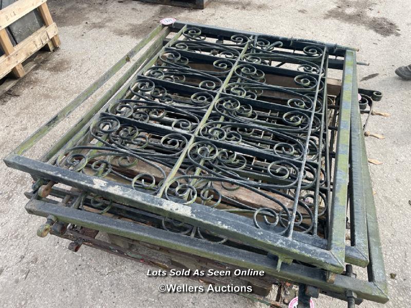 *A PAIR OF WROUGHT IRON GATES WITH ONE EXTRA GATE, 110CM (H) X 141CM (W) EACH - Bild 2 aus 3