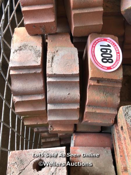 *APPROX X100 ASSORTED BRICK COPING, VARIOUS SIZES (DOES NOT INCLUDE THE METAL STILLAGE) - Image 2 of 4