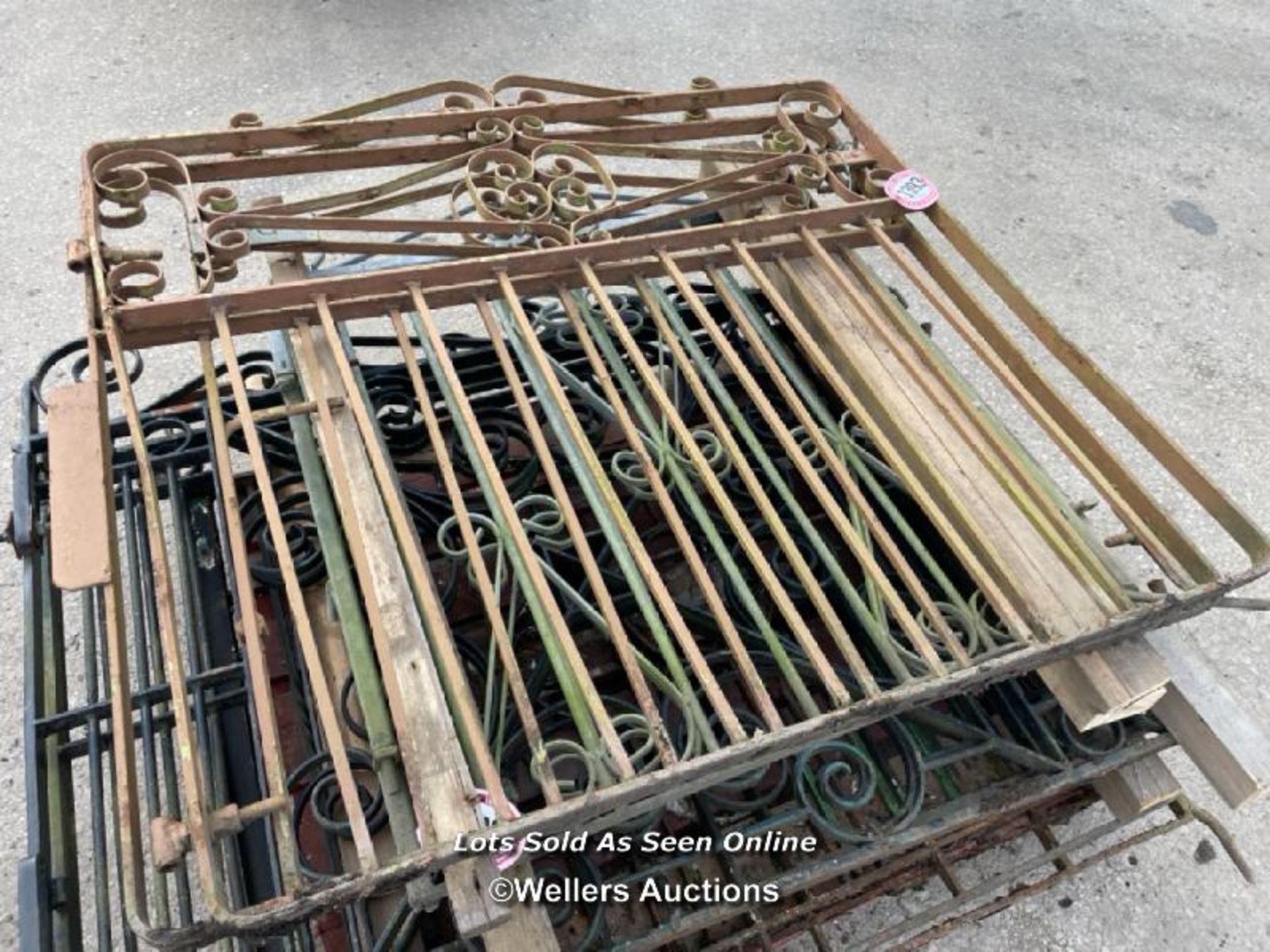 *A PAIR OF WROUGHT IRON GATES, 115CM (H) X 116CM (W) EACH - Image 3 of 3
