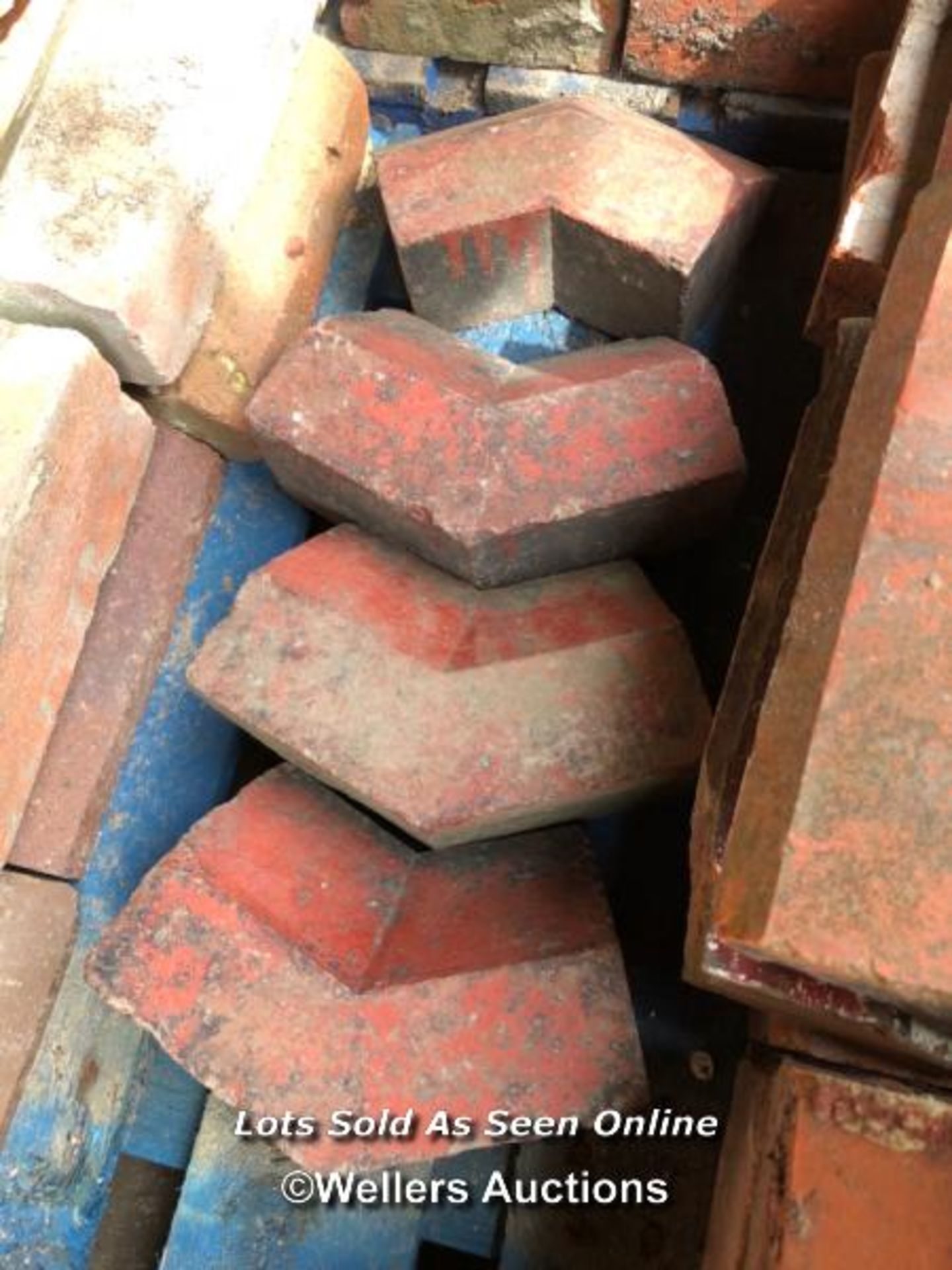 *APPROX X100 ASSORTED ANGLED BRICKS - Image 2 of 4