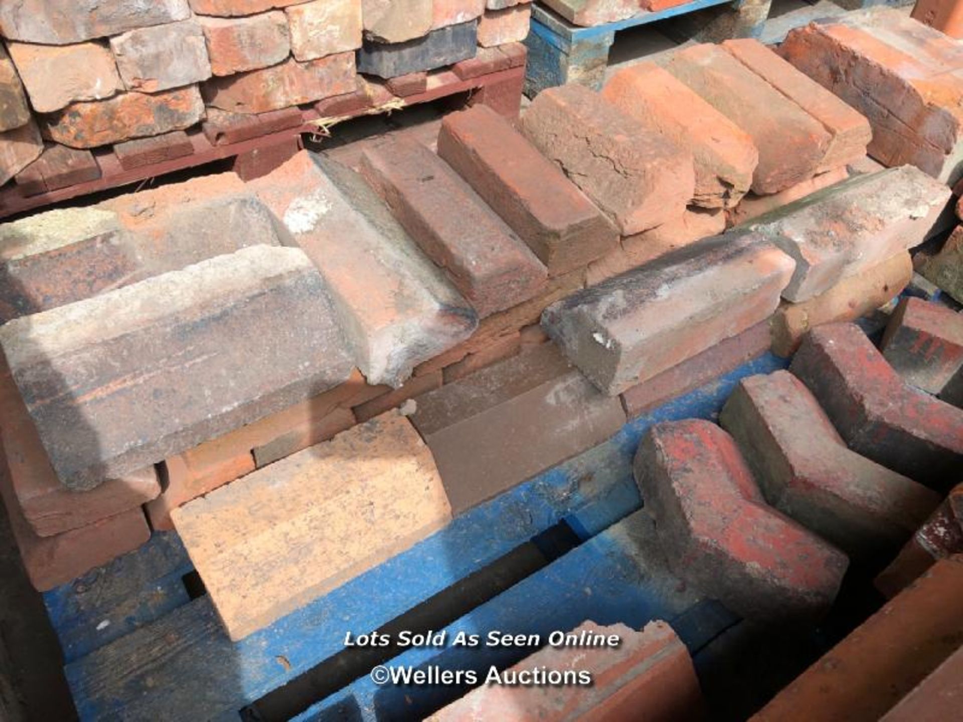*APPROX X100 ASSORTED ANGLED BRICKS - Image 3 of 4