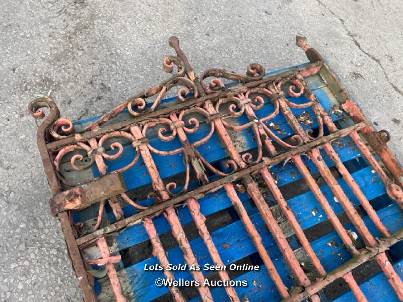 *CAST IRON GATE, 150CM (H) X 94.5CM (W) - Bild 3 aus 3