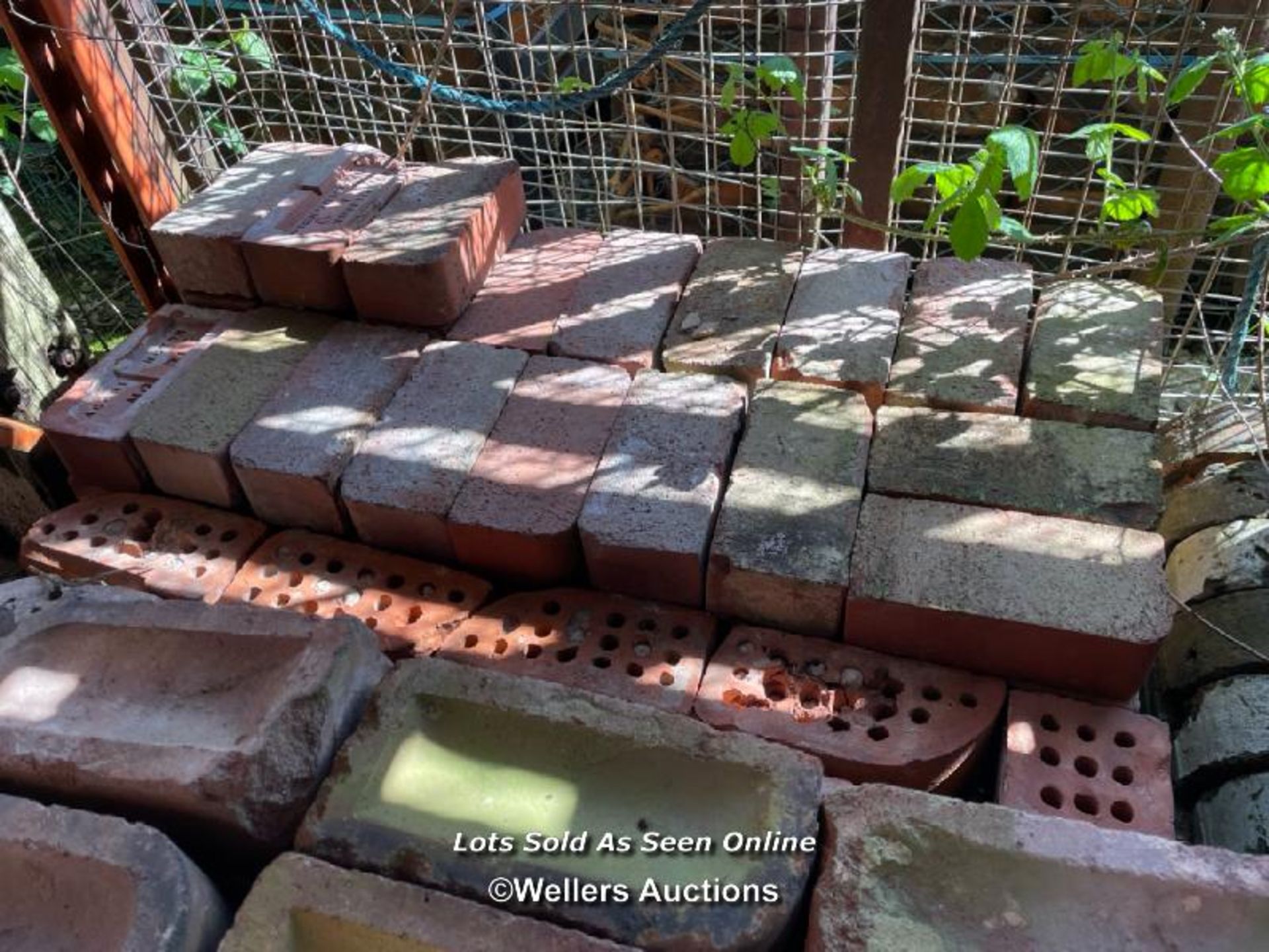 *APPROX X80 ASSORTED CURVED BRICKS, VARIOUS SIZES - Image 3 of 3
