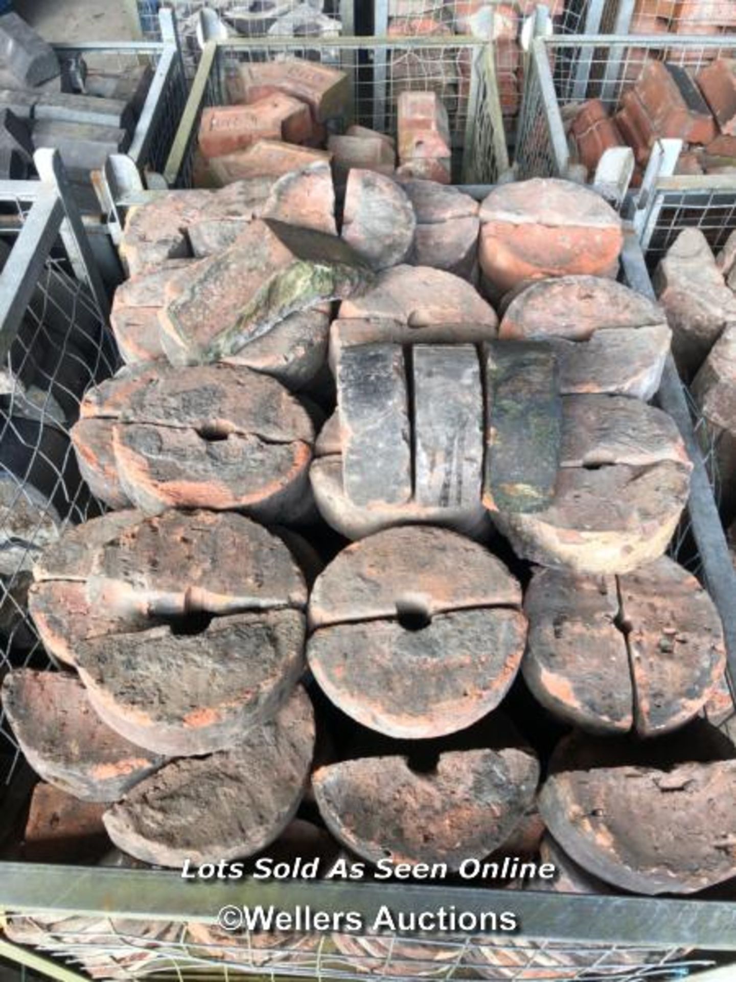 *APPROX X400 SEMI CIRCLE BRICK COPING, 23CM (L) X 11CM (H) X 7CM (H) (DOES NOT INCLUDE THE METAL