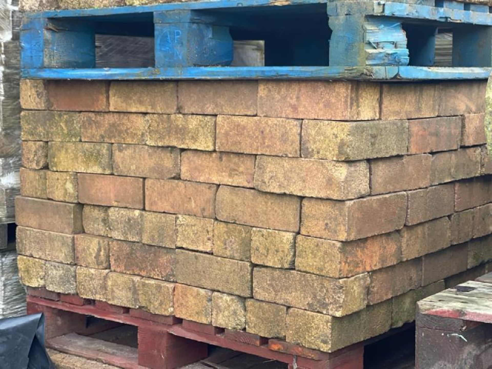 *PALLET OF 300X SMOOTH FACED BRICKS - MORE AVAILABLE ON REQUEST