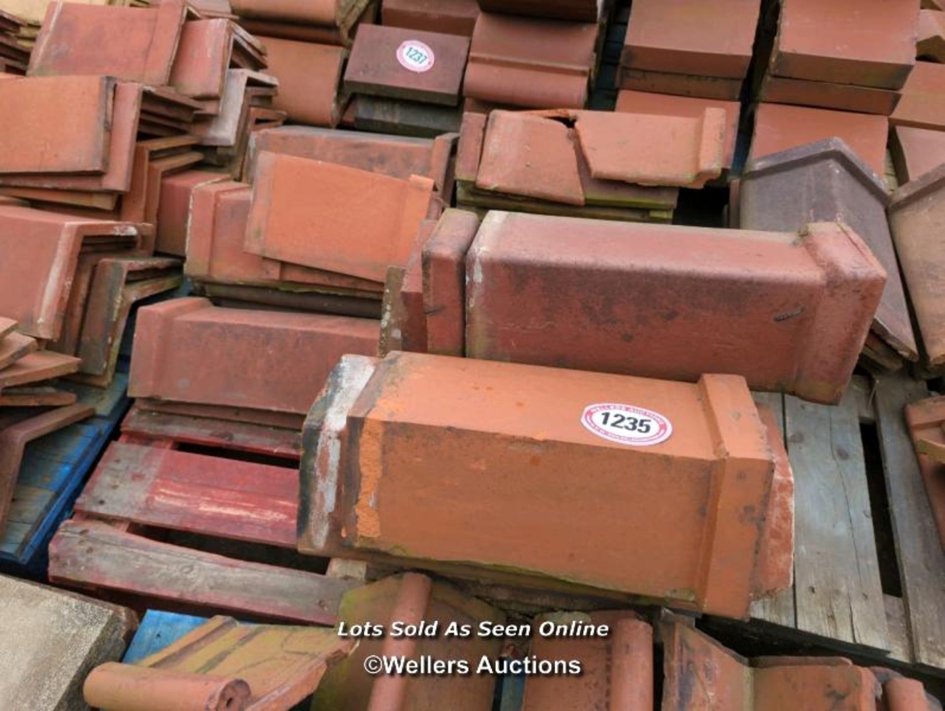 *APPROX X30 ASSORTED ANGLED RIDGE TILES, LARGEST 49CM (L)