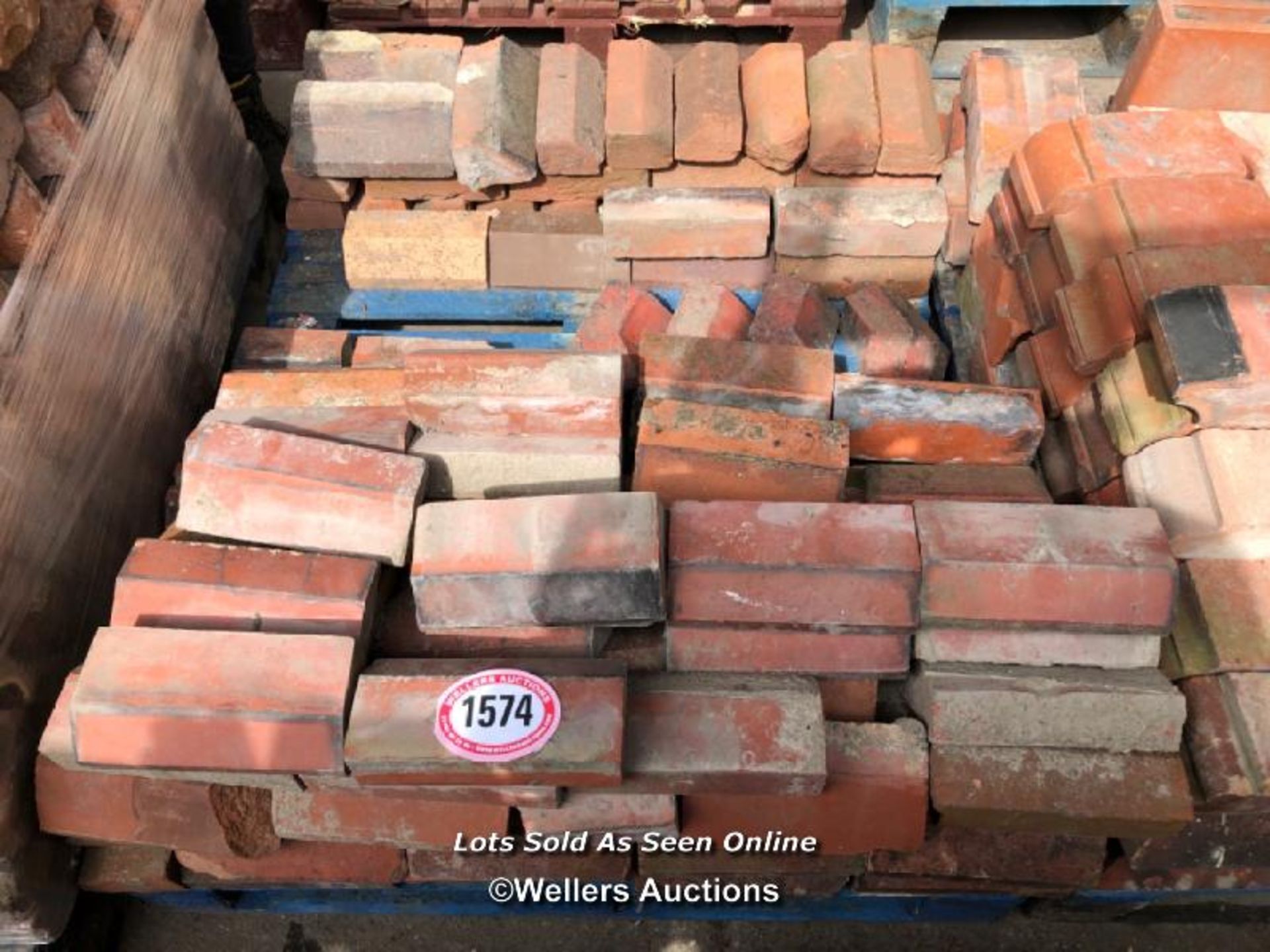 *APPROX X100 ASSORTED ANGLED BRICKS - Image 4 of 4