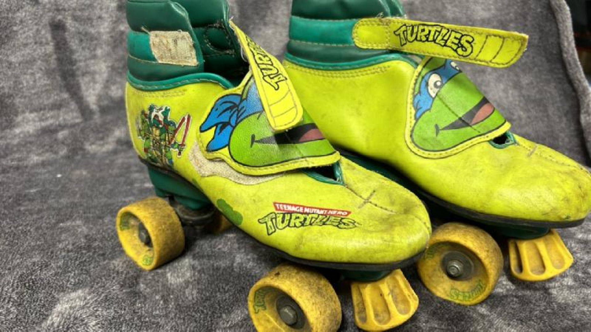 1990 Teenage Mutant Hero Turtles roller boots and Power Rangers roller blades from 1994 / AN43 - Image 3 of 6