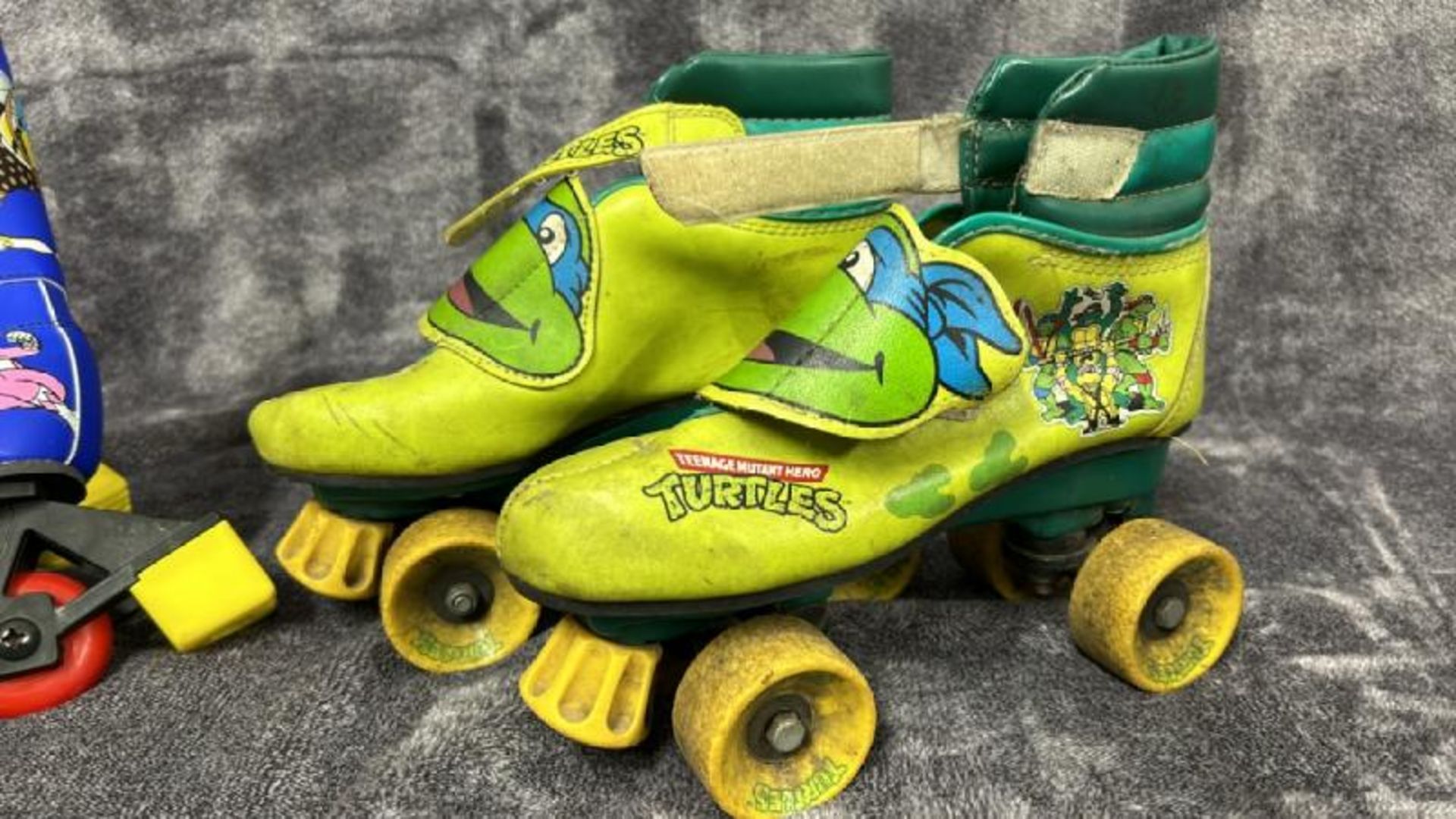 1990 Teenage Mutant Hero Turtles roller boots and Power Rangers roller blades from 1994 / AN43 - Image 2 of 6