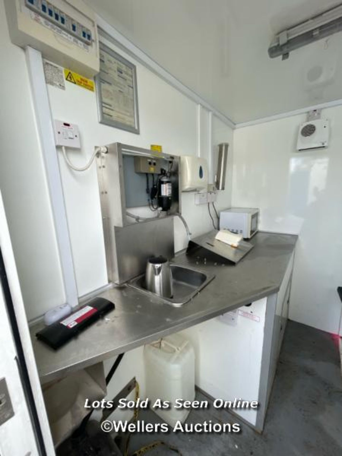 6 PERSON 12 X 7.5FT AJC EASY CABIN TOWABLE WELFARE UNIT, INCLUDES WASH BASIN, KETTLE, MICROWAVE, - Image 8 of 18