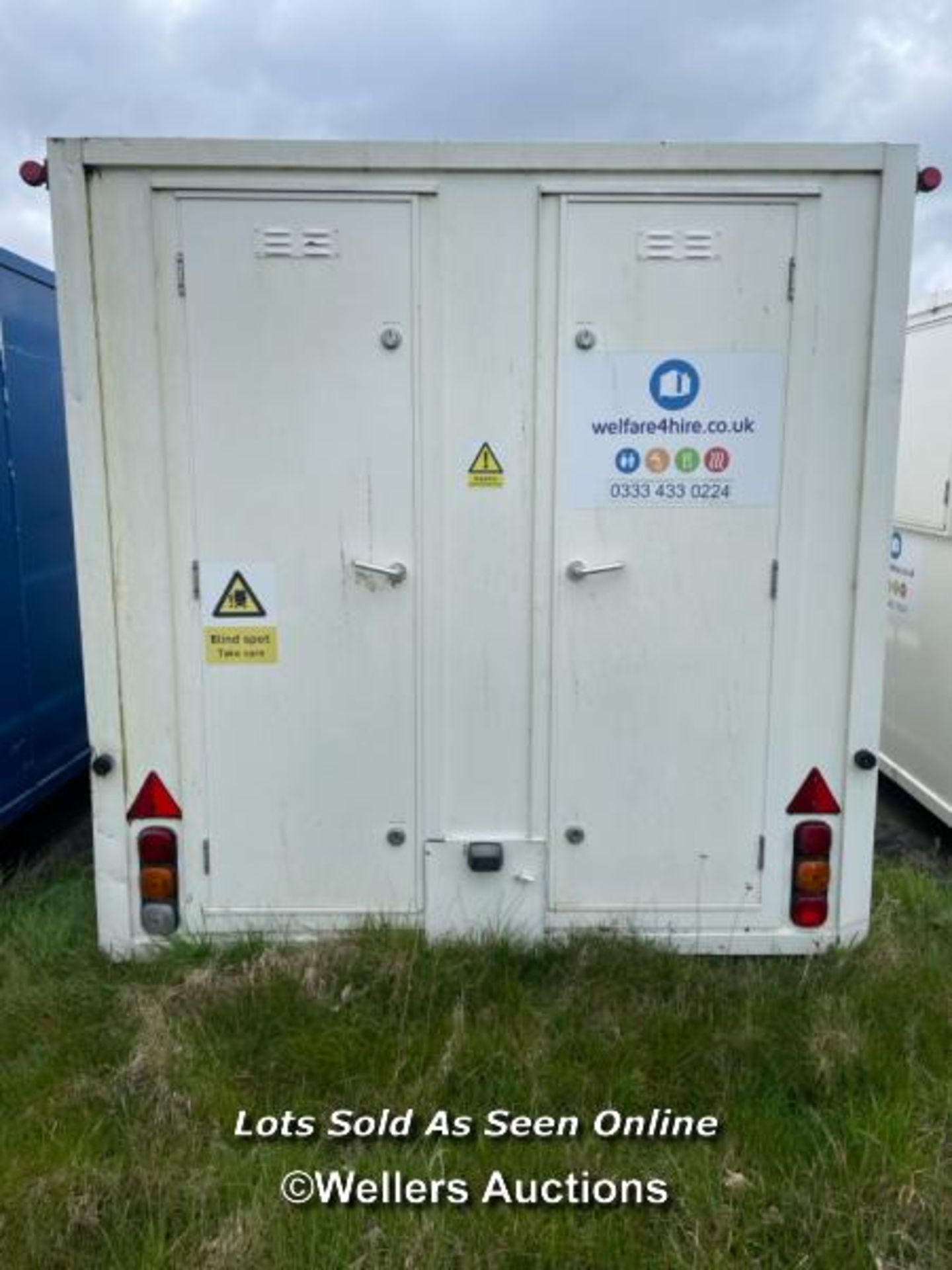 6 PERSON 12 X 7.5FT AJC EASY CABIN TOWABLE WELFARE UNIT, INCLUDES WASH BASIN, KETTLE, MICROWAVE, - Image 5 of 19