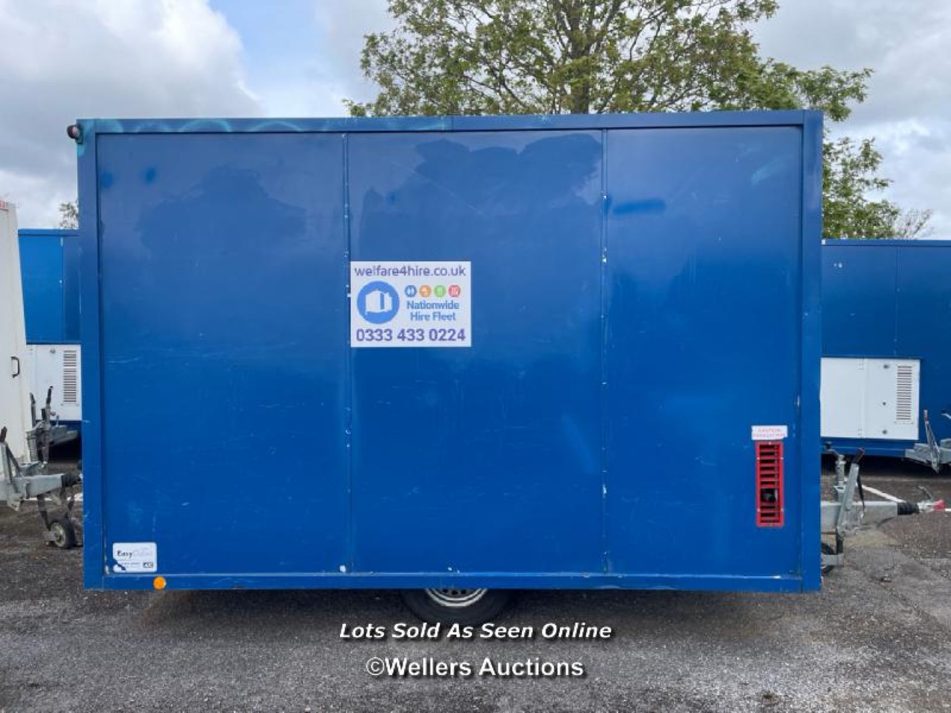 6 PERSON 12 X 7.5FT AJC EASY CABIN TOWABLE WELFARE UNIT, INCLUDES WASH BASIN, KETTLE, MICROWAVE, - Image 5 of 19