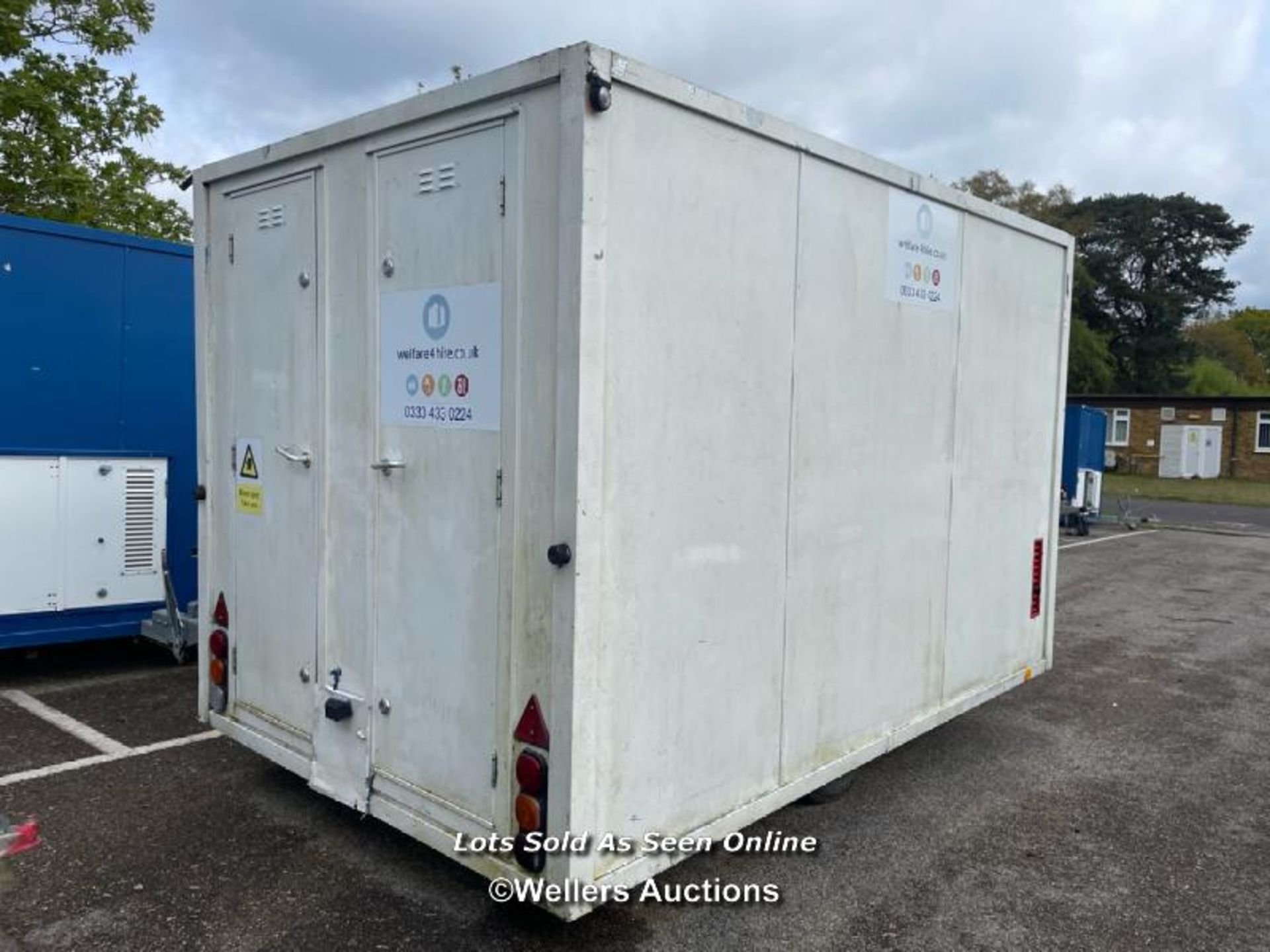6 PERSON 12 X 7.5FT AJC EASY CABIN TOWABLE WELFARE UNIT, INCLUDES WASH BASIN, KETTLE, MICROWAVE, - Image 6 of 19
