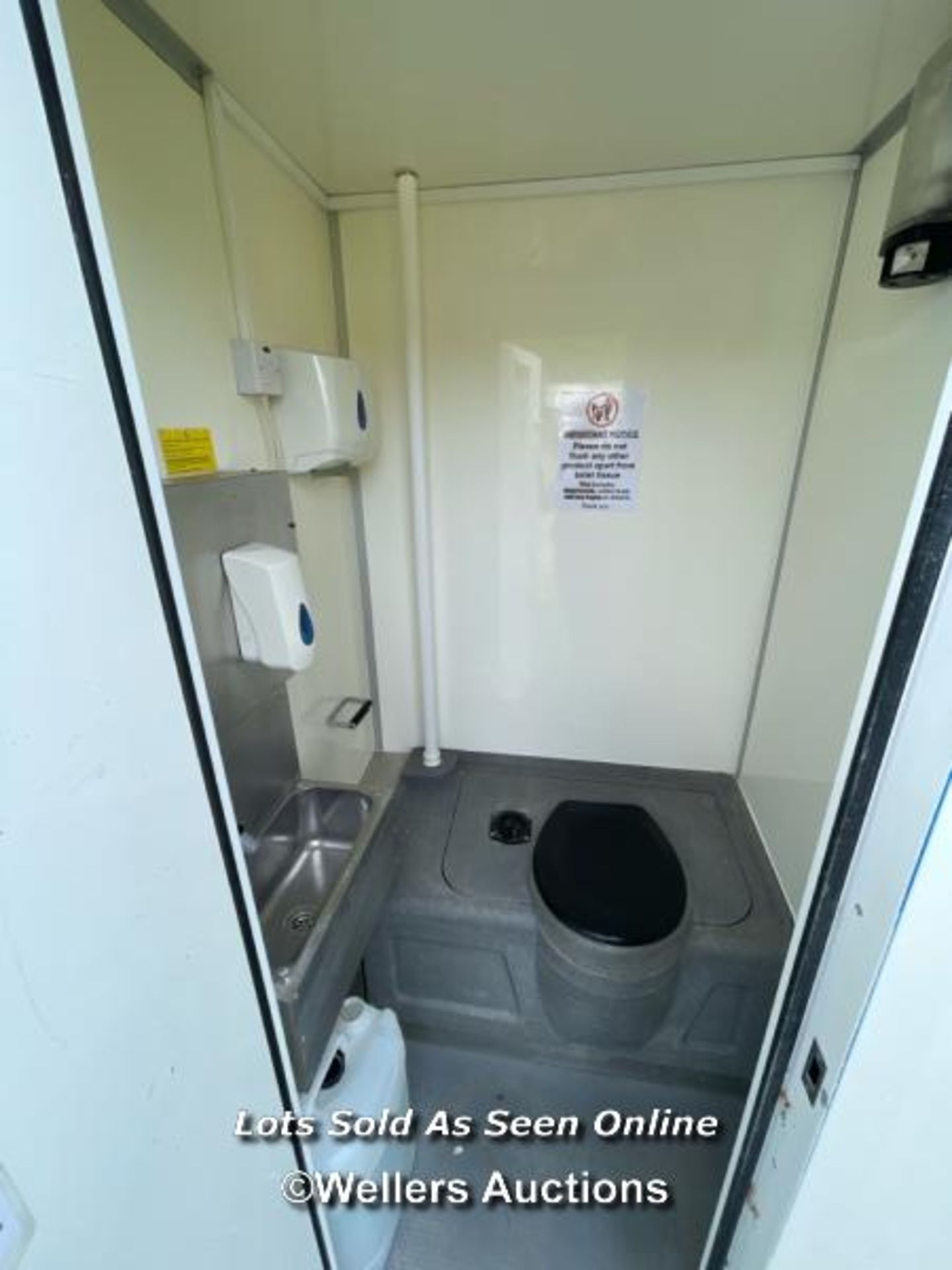 6 PERSON 12 X 7.5FT AJC EASY CABIN TOWABLE WELFARE UNIT, INCLUDES WASH BASIN, KETTLE, MICROWAVE, - Image 10 of 15