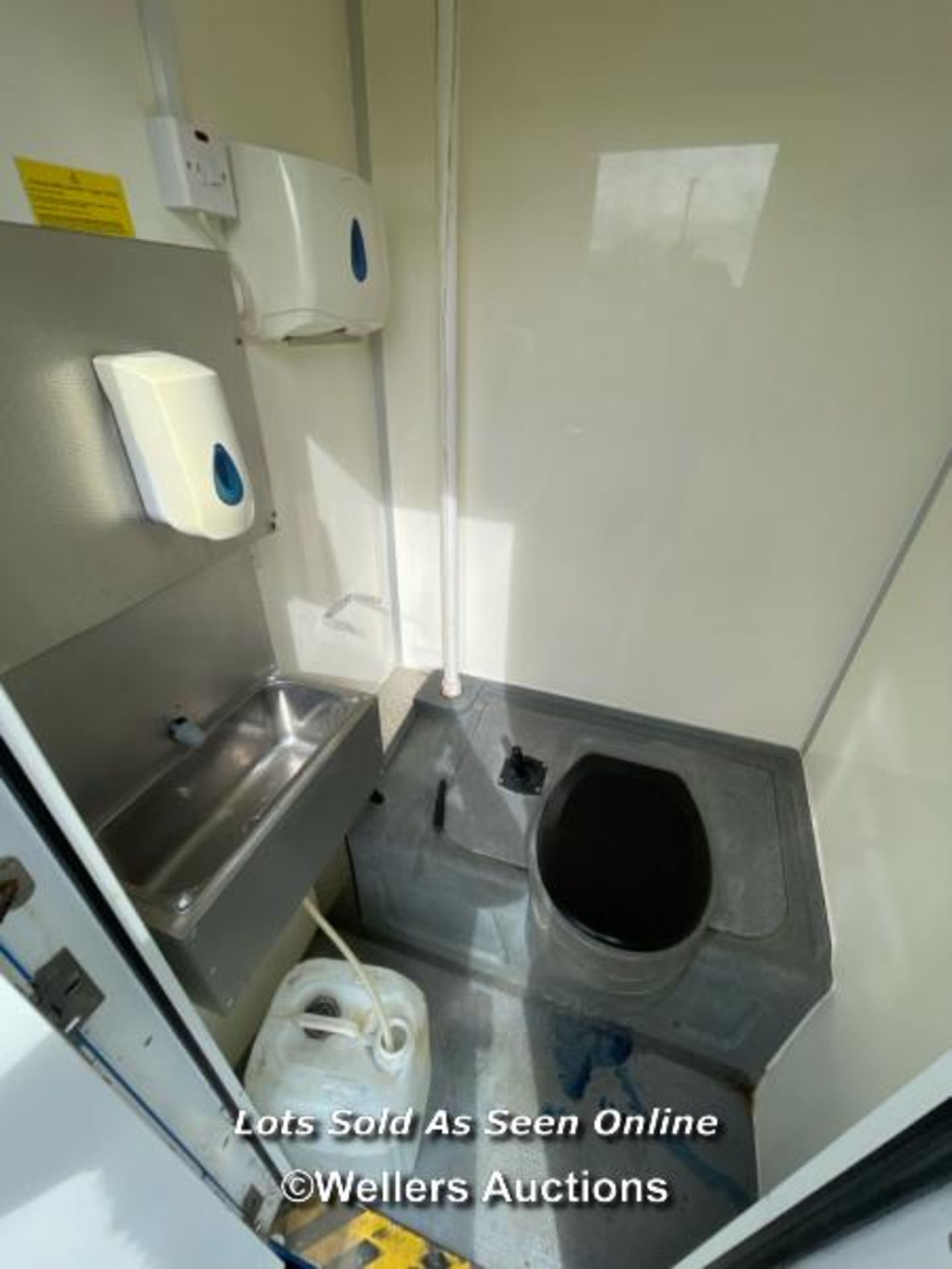 6 PERSON 12 X 7.5FT AJC EASY CABIN TOWABLE WELFARE UNIT, INCLUDES WASH BASIN, KETTLE, MICROWAVE, - Image 12 of 18