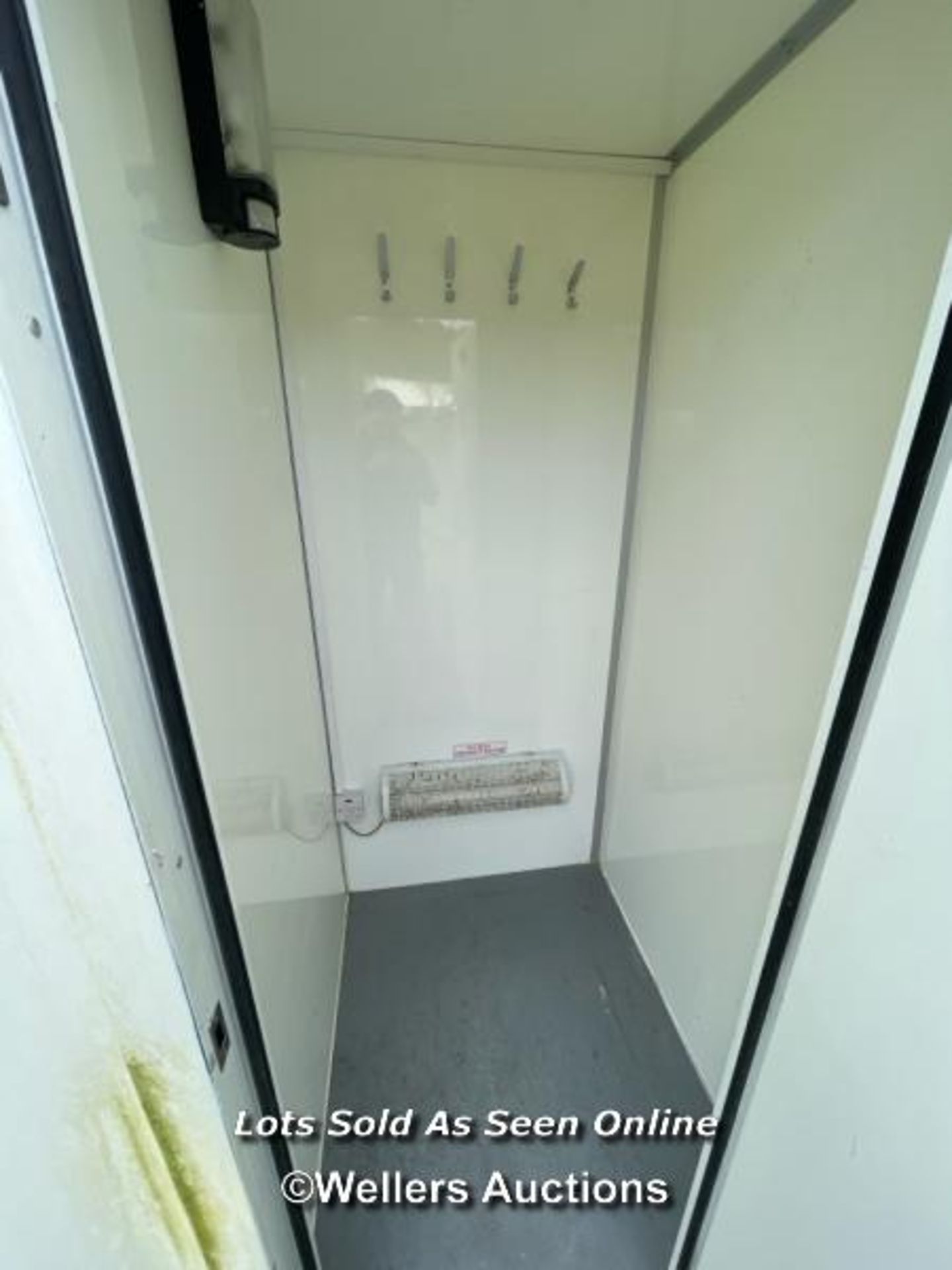 6 PERSON 12 X 7.5FT AJC EASY CABIN TOWABLE WELFARE UNIT, INCLUDES WASH BASIN, KETTLE, MICROWAVE, - Image 11 of 15