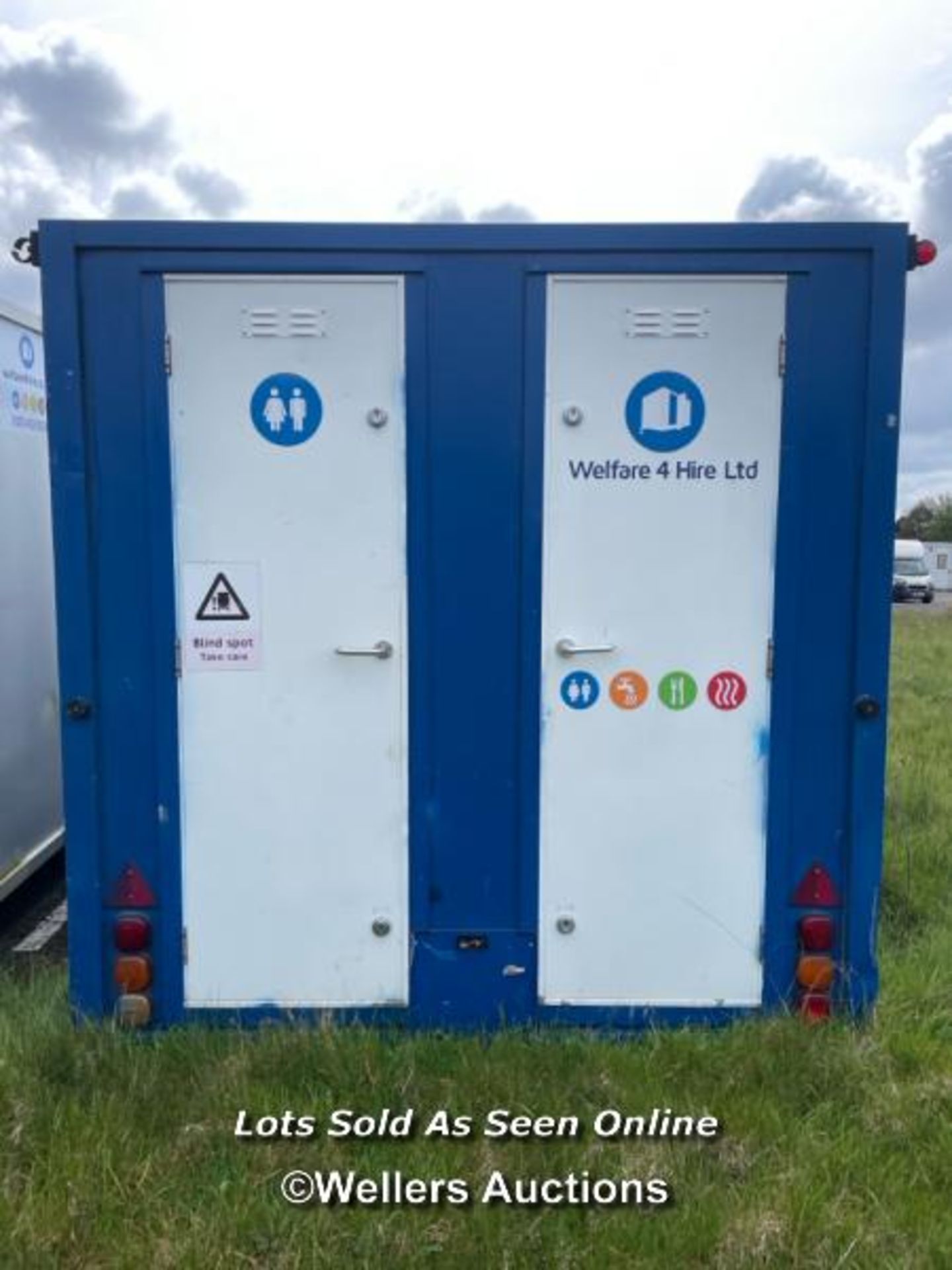 6 PERSON 12 X 7.5FT AJC EASY CABIN TOWABLE WELFARE UNIT, INCLUDES WASH BASIN, KETTLE, MICROWAVE, - Image 5 of 19