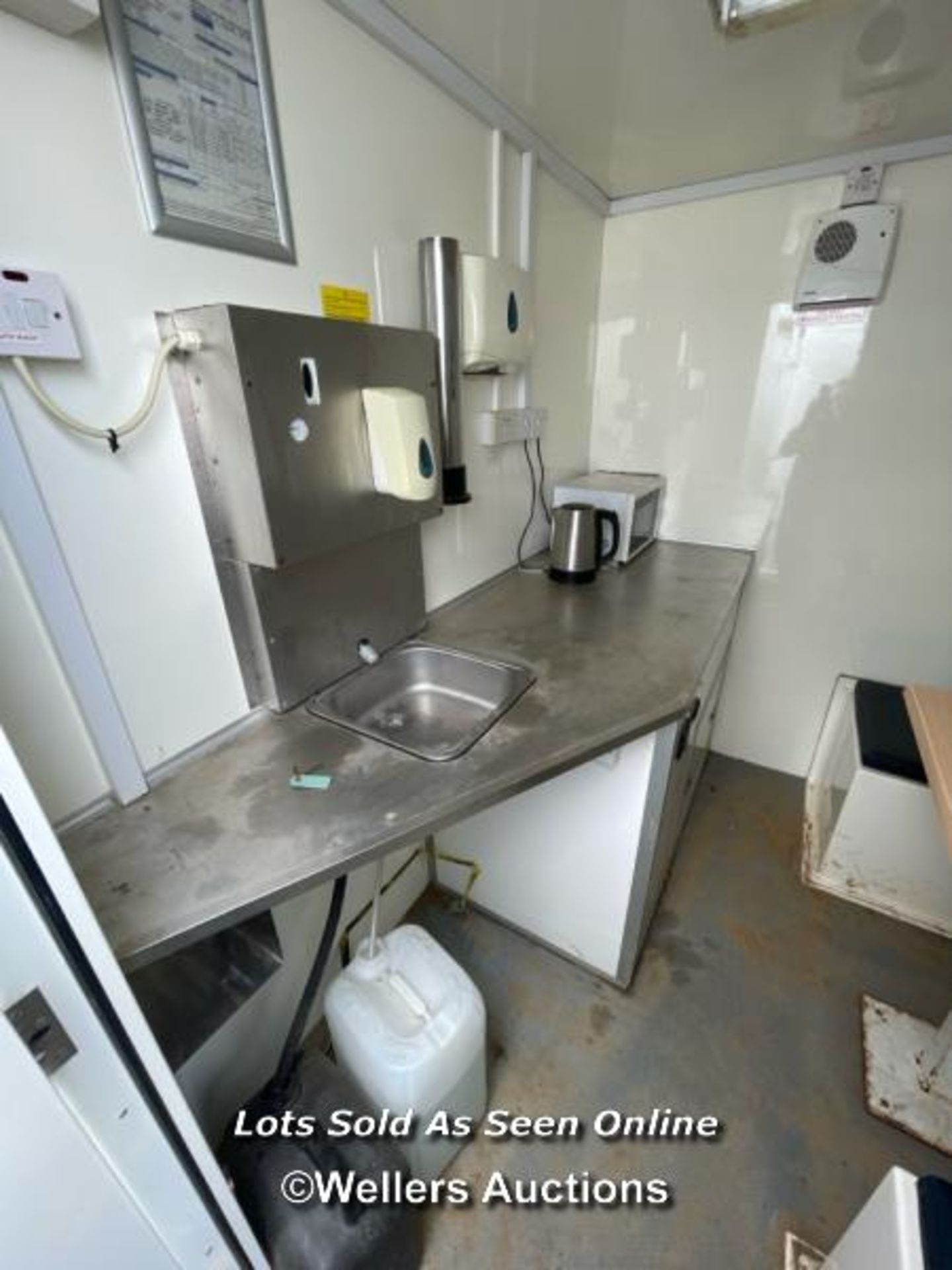 6 PERSON 12 X 7.5FT AJC EASY CABIN TOWABLE WELFARE UNIT, INCLUDES WASH BASIN, KETTLE, MICROWAVE, - Image 9 of 19
