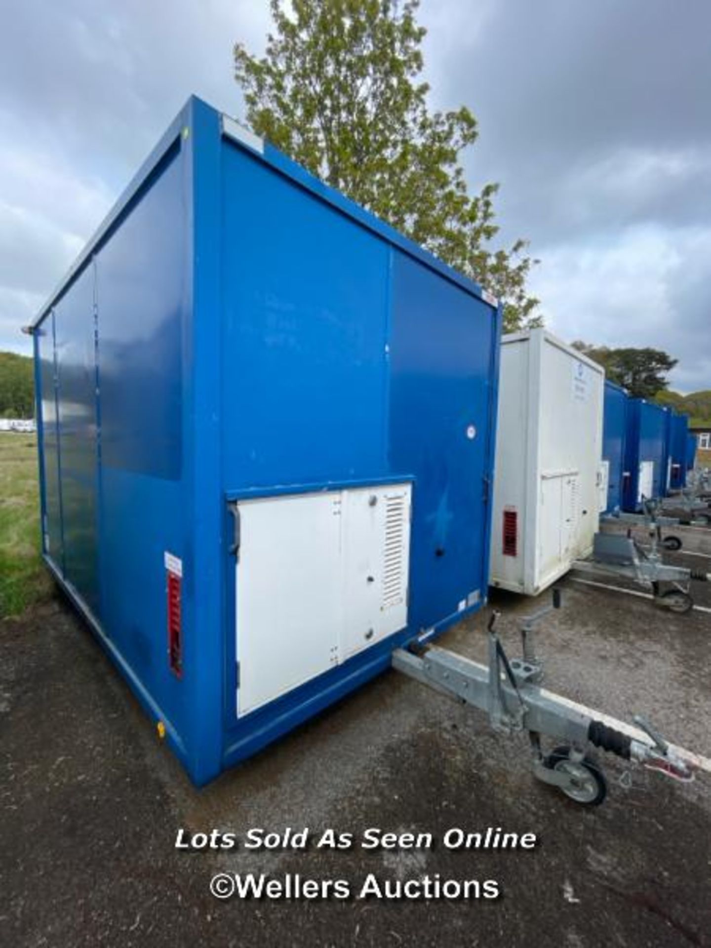 6 PERSON 12 X 7.5FT AJC EASY CABIN TOWABLE WELFARE UNIT, INCLUDES WASH BASIN, KETTLE, MICROWAVE, - Image 2 of 19