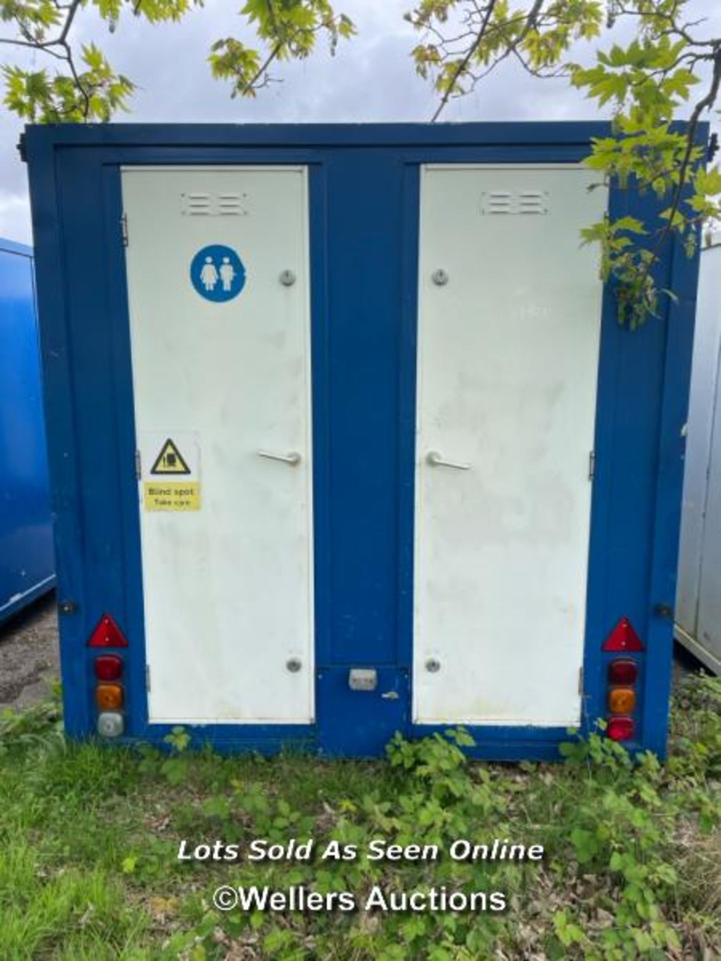 6 PERSON 12 X 7.5FT AJC EASY CABIN TOWABLE WELFARE UNIT, INCLUDES WASH BASIN, KETTLE, MICROWAVE, - Image 6 of 21