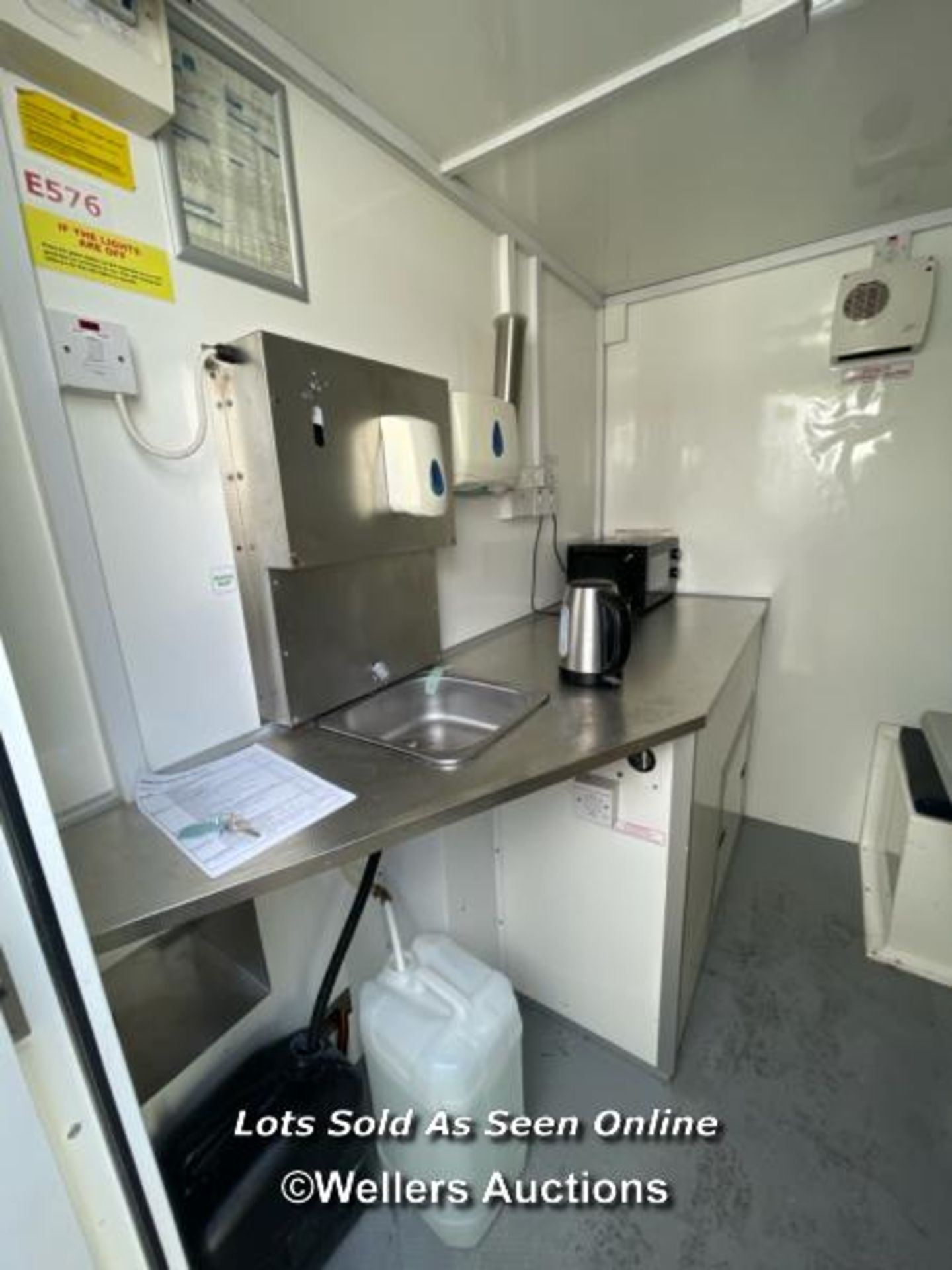 6 PERSON 12 X 7.5FT AJC EASY CABIN TOWABLE WELFARE UNIT, INCLUDES WASH BASIN, KETTLE, MICROWAVE, - Image 8 of 20