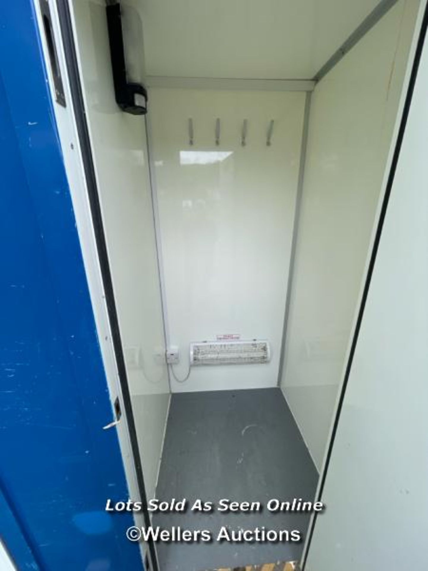 6 PERSON 12 X 7.5FT AJC EASY CABIN TOWABLE WELFARE UNIT, INCLUDES WASH BASIN, KETTLE, MICROWAVE, - Image 11 of 19