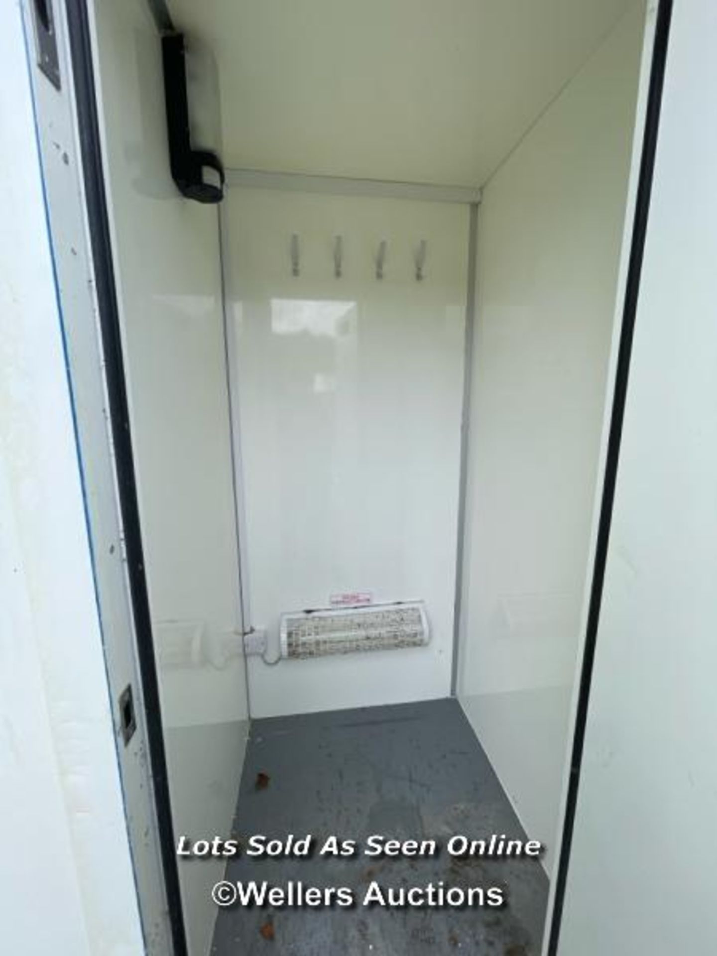 6 PERSON 12 X 7.5FT AJC EASY CABIN TOWABLE WELFARE UNIT, INCLUDES WASH BASIN, KETTLE, MICROWAVE, - Image 12 of 19