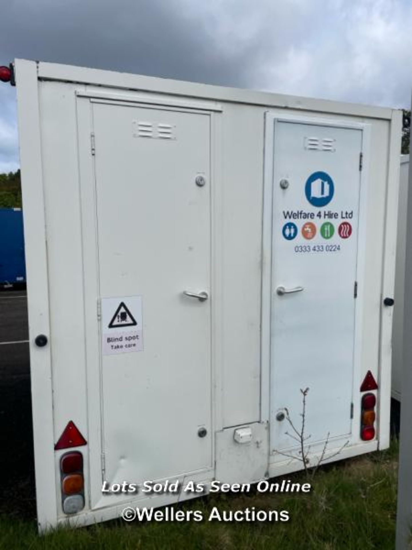 6 PERSON 12 X 7.5FT AJC EASY CABIN TOWABLE WELFARE UNIT, INCLUDES WASH BASIN, KETTLE, MICROWAVE, - Image 5 of 20