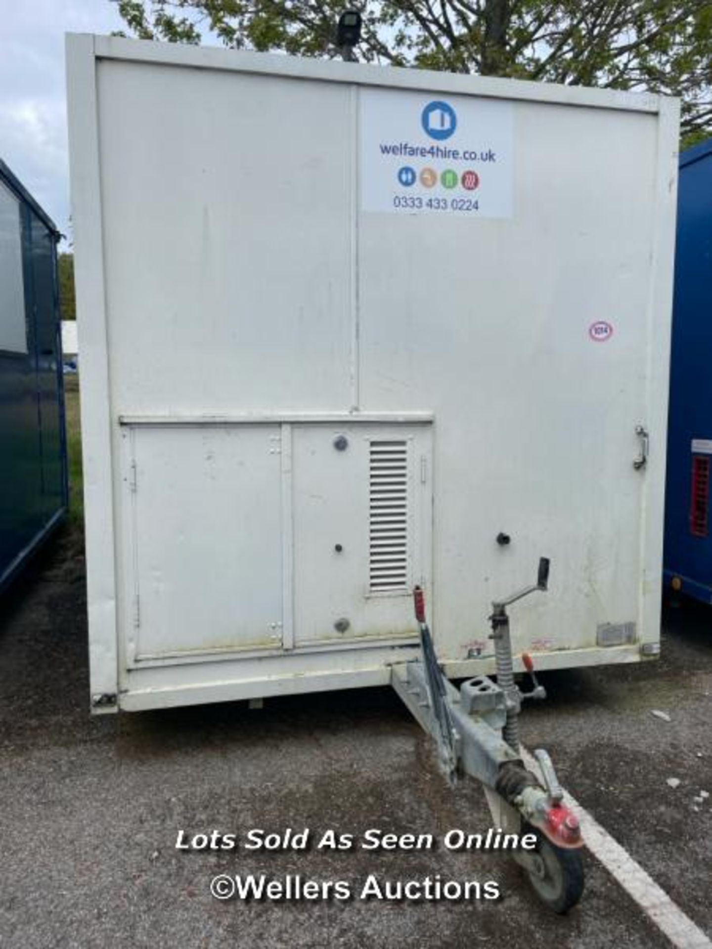 6 PERSON 12 X 7.5FT AJC EASY CABIN TOWABLE WELFARE UNIT, INCLUDES WASH BASIN, KETTLE, MICROWAVE, - Image 2 of 18