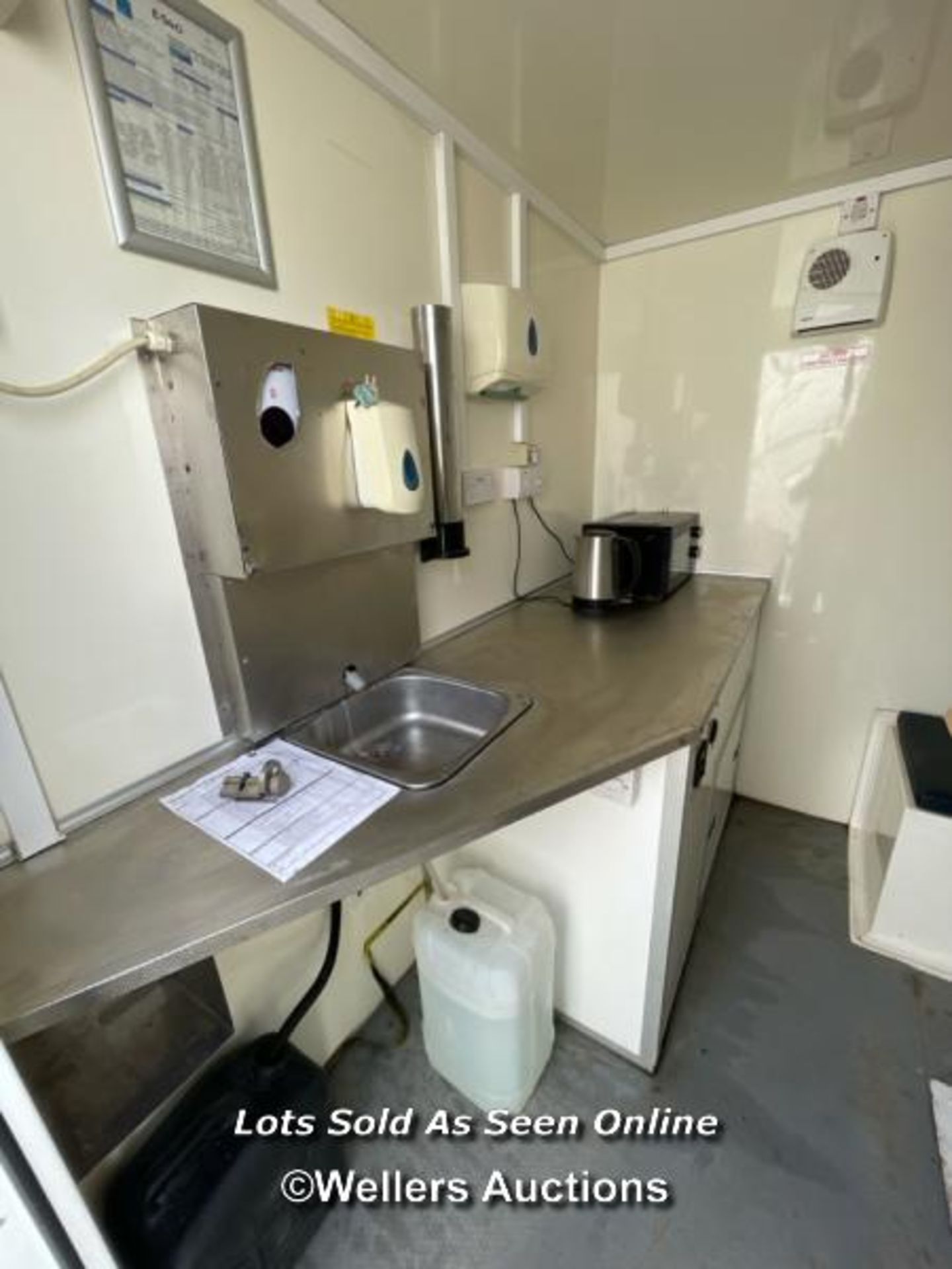 6 PERSON 12 X 7.5FT AJC EASY CABIN TOWABLE WELFARE UNIT, INCLUDES WASH BASIN, KETTLE, MICROWAVE, - Image 8 of 18