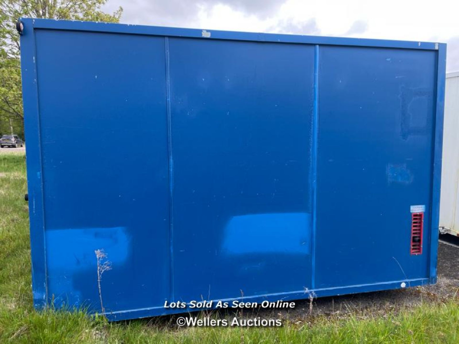 6 PERSON 12 X 7.5FT AJC EASY CABIN TOWABLE WELFARE UNIT, INCLUDES WASH BASIN, KETTLE, MICROWAVE, - Image 7 of 19