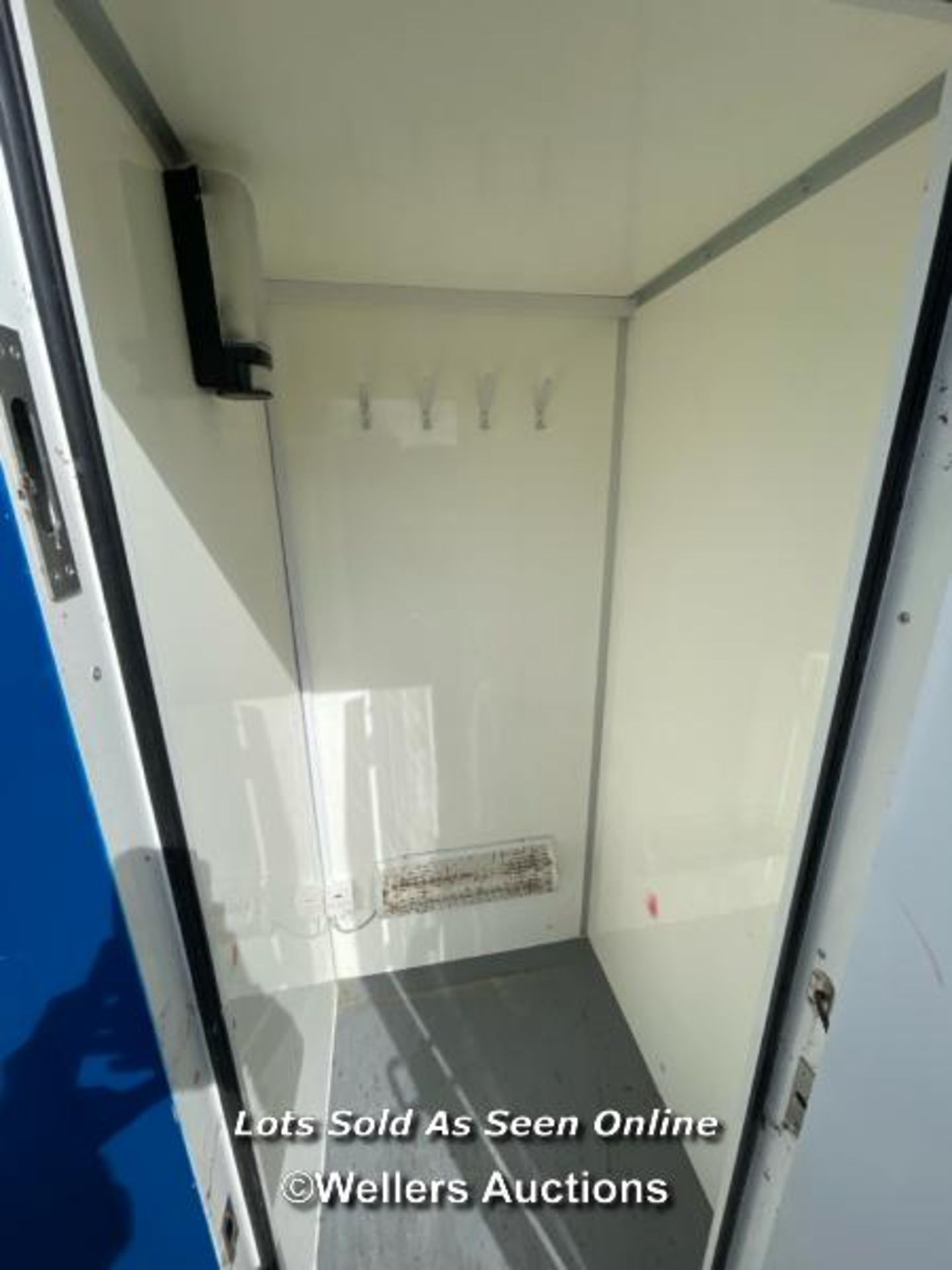 6 PERSON 12 X 7.5FT AJC EASY CABIN TOWABLE WELFARE UNIT, INCLUDES WASH BASIN, KETTLE, MICROWAVE, - Image 13 of 18