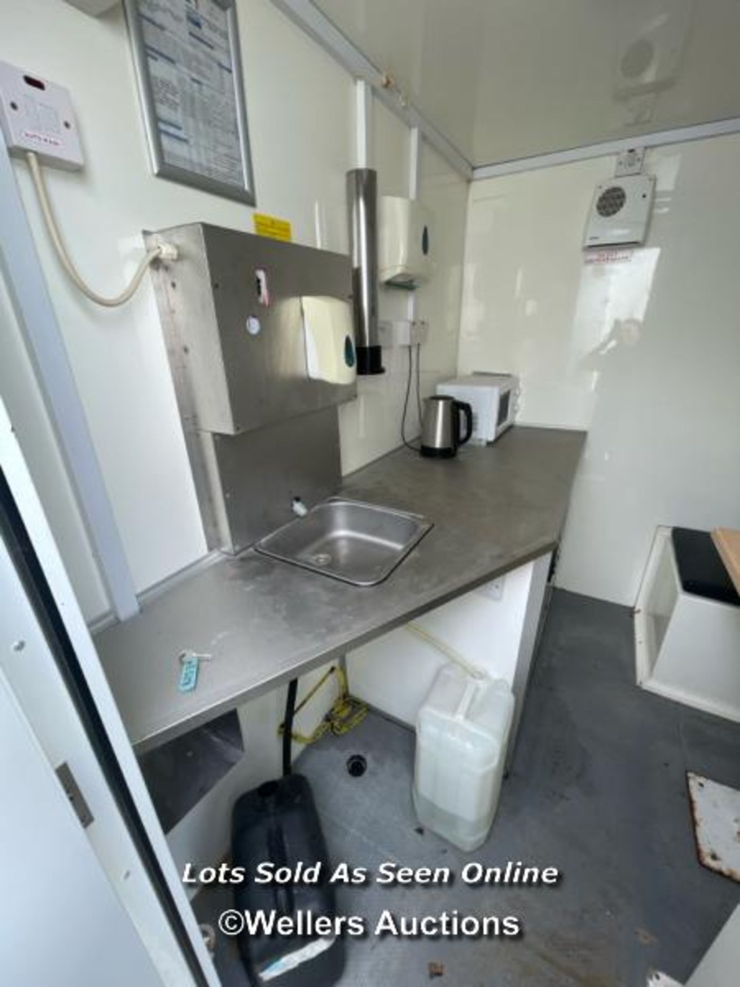 6 PERSON 12 X 7.5FT AJC EASY CABIN TOWABLE WELFARE UNIT, INCLUDES WASH BASIN, KETTLE, MICROWAVE, - Image 7 of 15