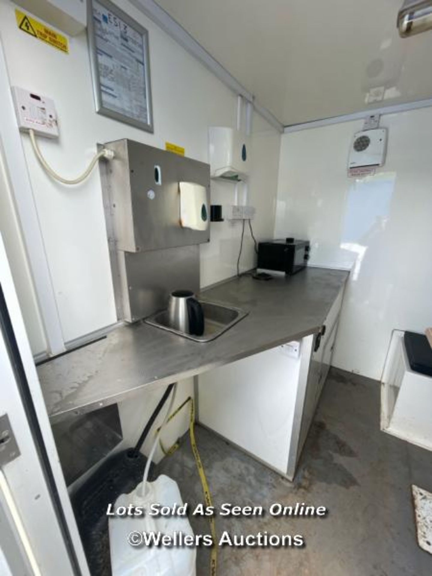 6 PERSON 12 X 7.5FT AJC EASY CABIN TOWABLE WELFARE UNIT, INCLUDES WASH BASIN, KETTLE, MICROWAVE, - Image 10 of 19