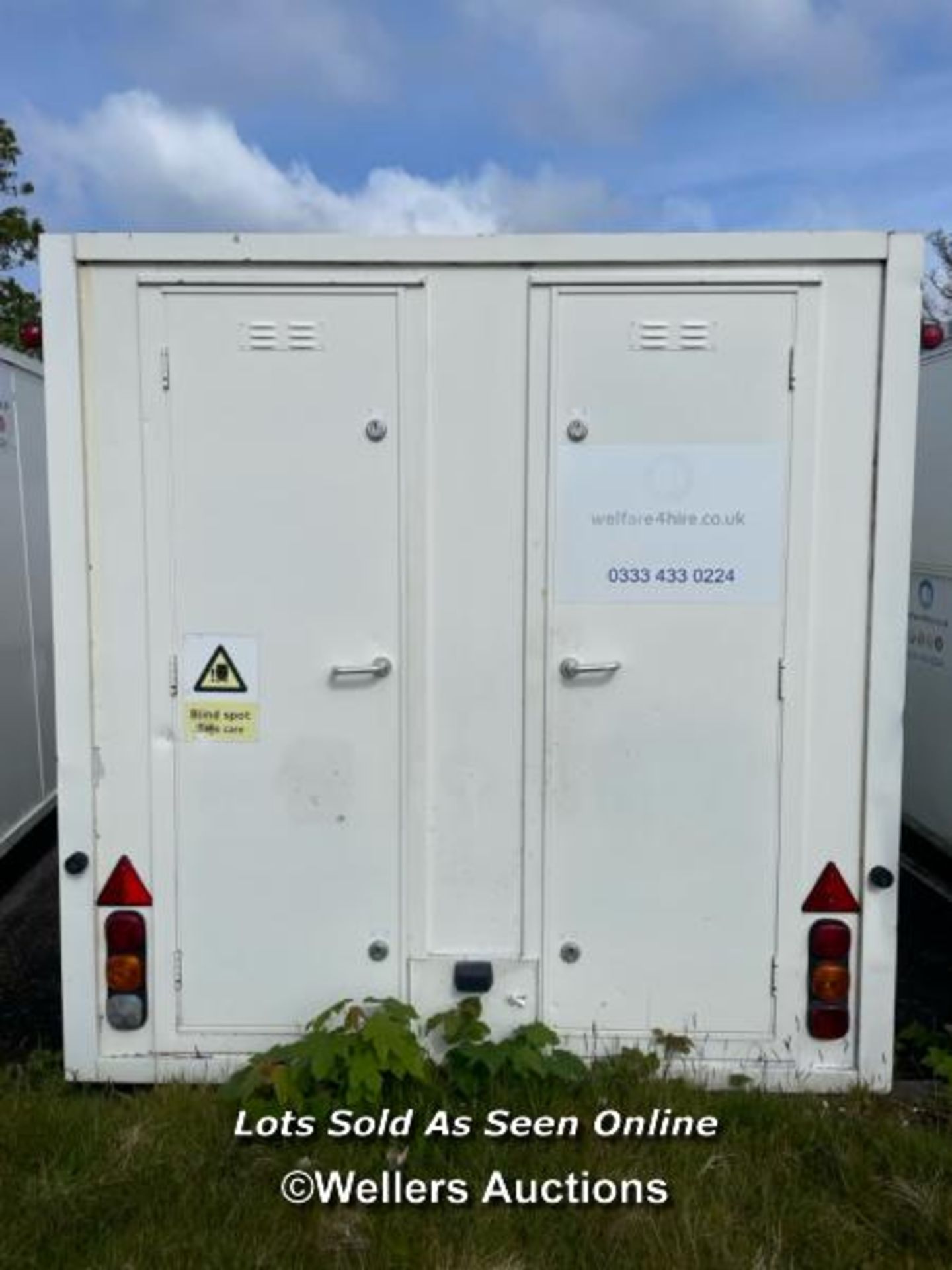 6 PERSON 12 X 7.5FT AJC EASY CABIN TOWABLE WELFARE UNIT, INCLUDES WASH BASIN, KETTLE, MICROWAVE, - Image 5 of 18